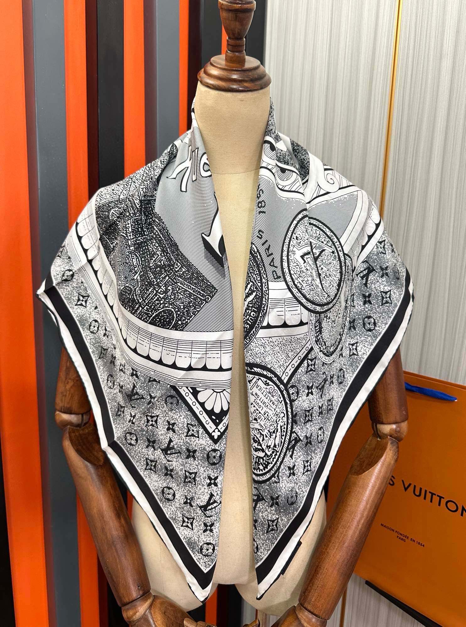 💖Lv家🌟2025【经典款式】真丝方巾👍【高端 大爱❤️女人尤物 】货极少 四季都可以用‼️真心美的让人