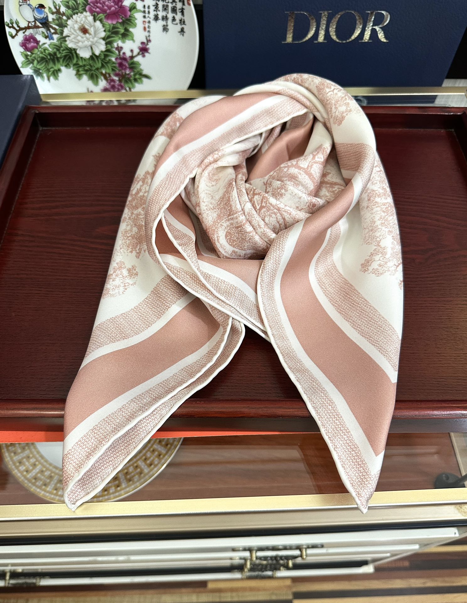 。双面同色 香奈儿18姆米 高版本👍香奶奶永远都是比较经典發一条印有字母Logo交织图案巧妙搭配得意简直