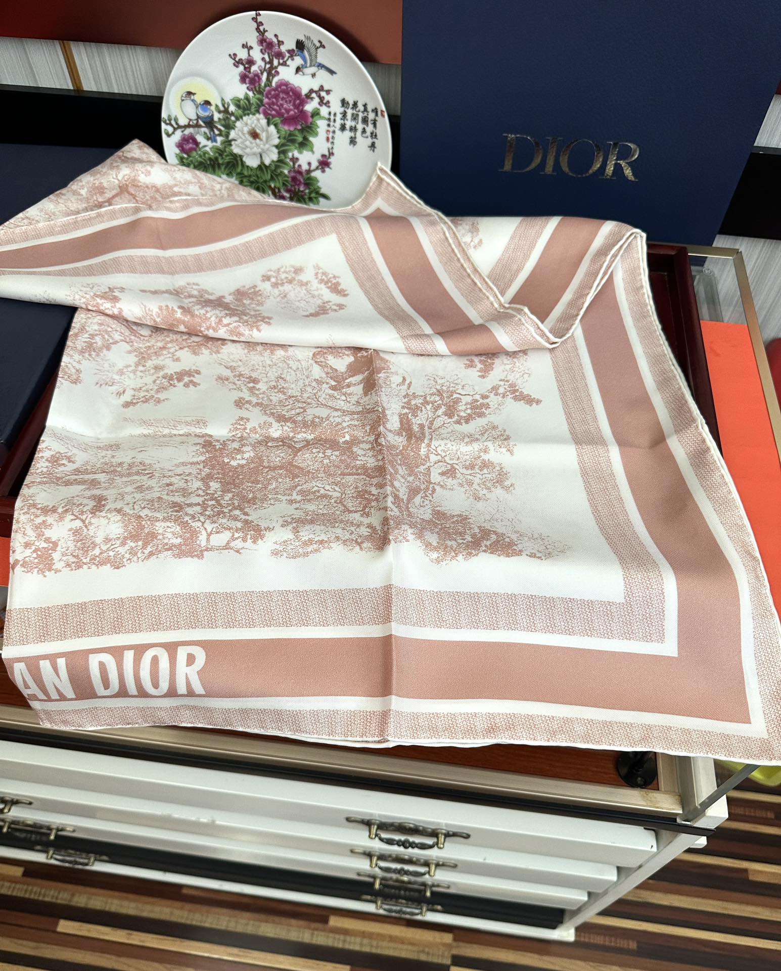 。双面同色 香奈儿18姆米 高版本👍香奶奶永远都是比较经典發一条印有字母Logo交织图案巧妙搭配得意简直