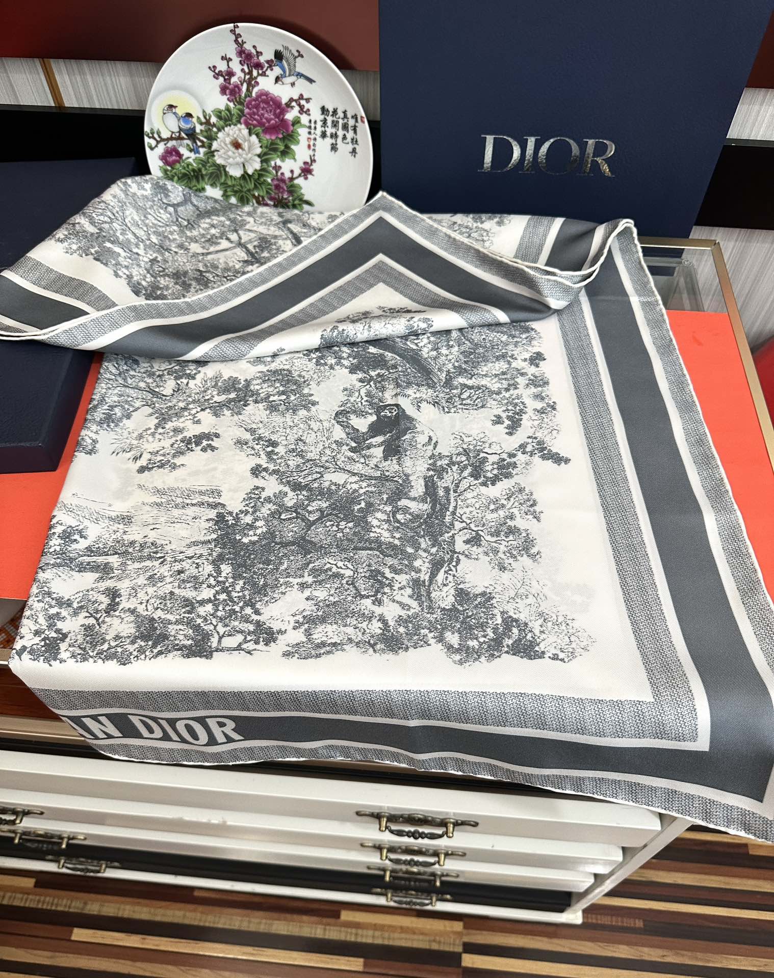 。双面同色 香奈儿18姆米 高版本👍香奶奶永远都是比较经典發一条印有字母Logo交织图案巧妙搭配得意简直