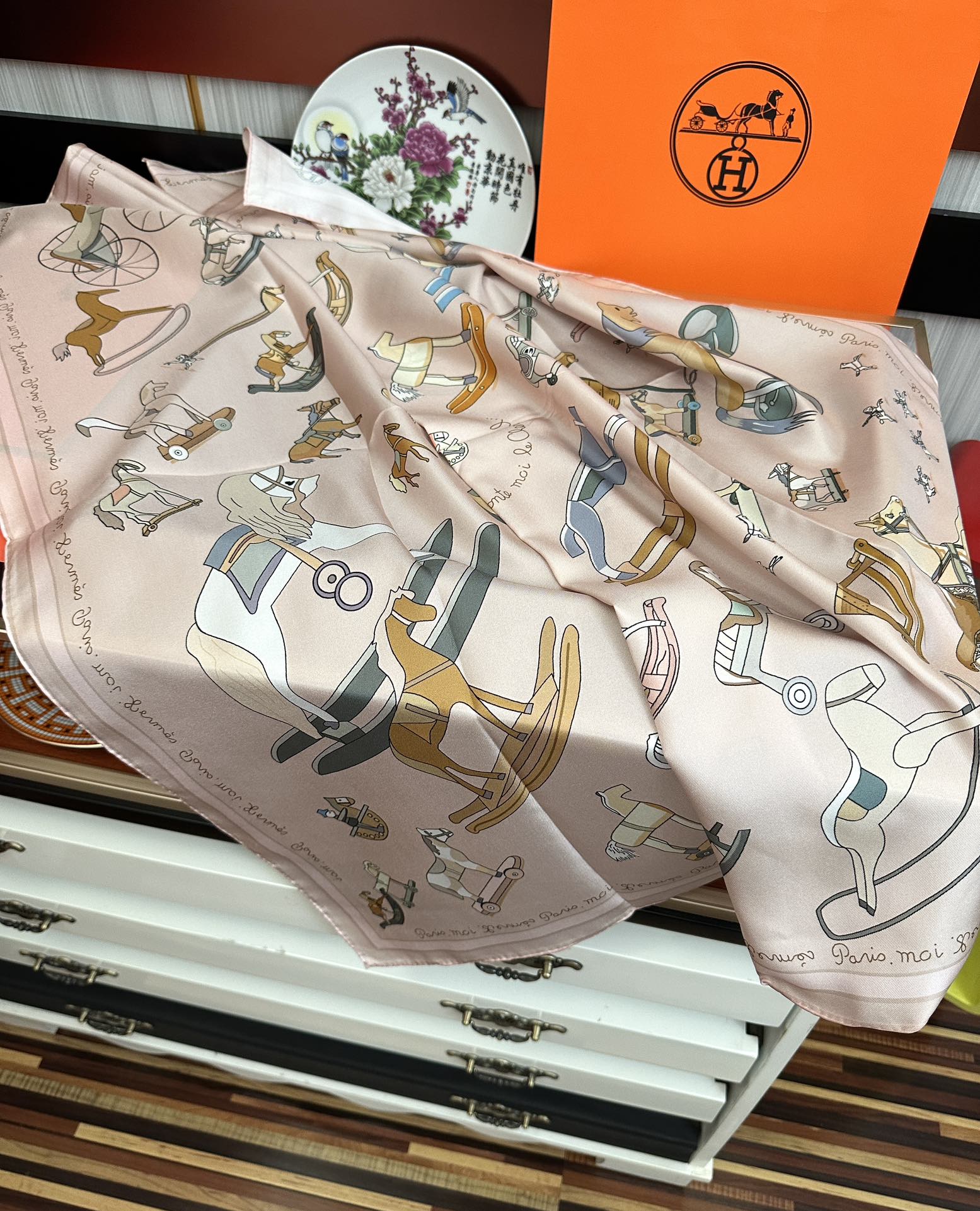 。高品质 爱马仕 【策马奔腾】官网同步 90方巾 创作渊源在比利时的圣吉尔区嘴唇建筑师维克多•霍塔 
H