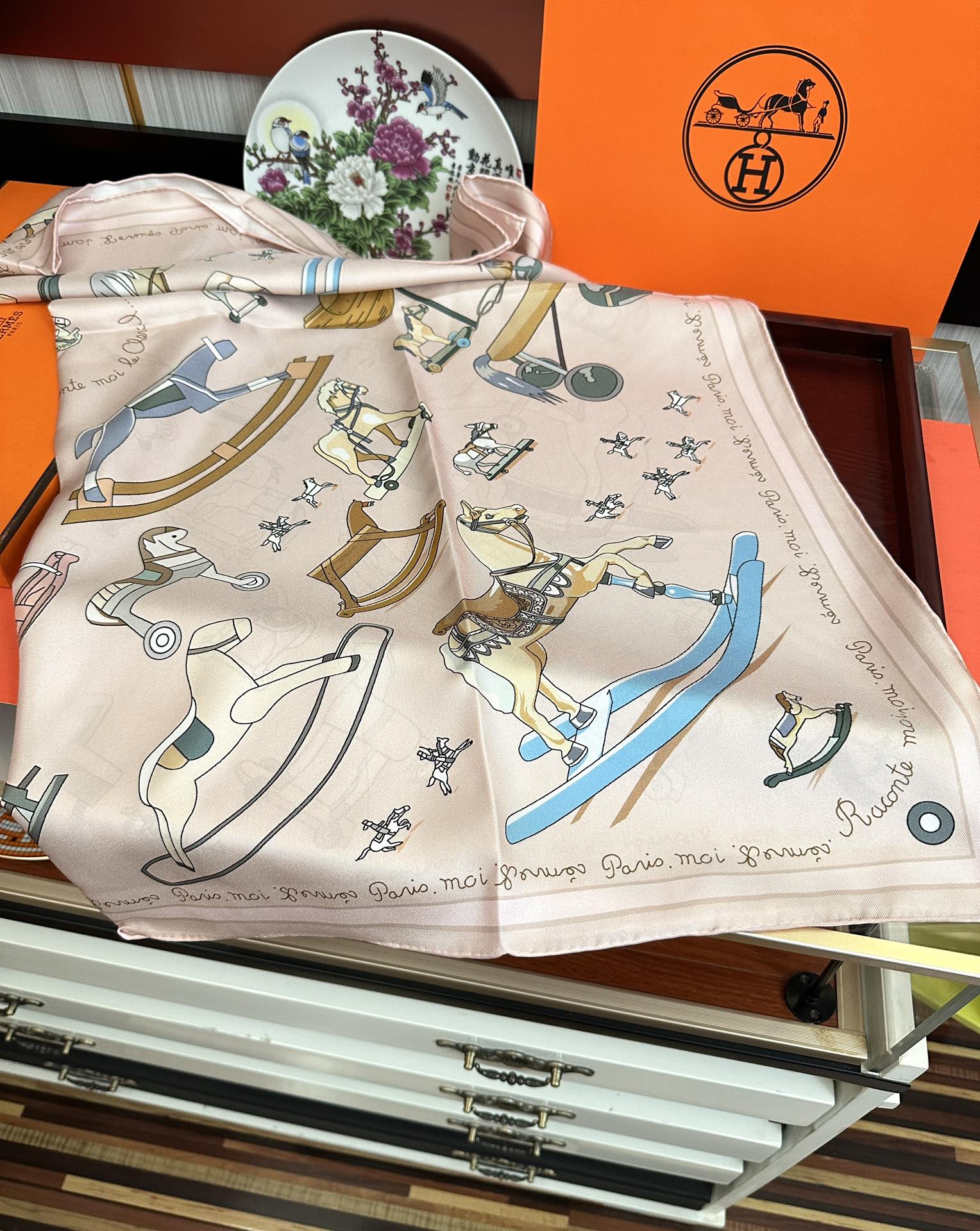 。高品质 爱马仕 【策马奔腾】官网同步 90方巾 创作渊源在比利时的圣吉尔区嘴唇建筑师维克多•霍塔 
H