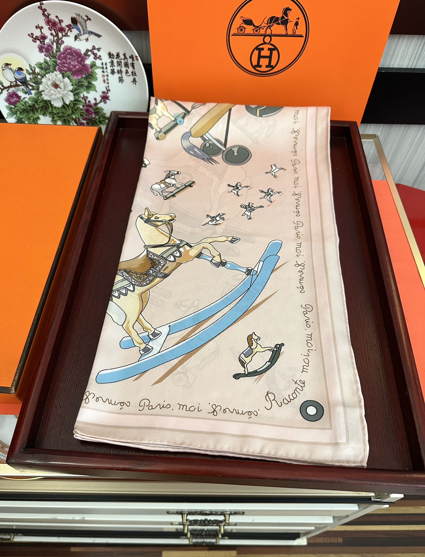 。高品质 爱马仕 【策马奔腾】官网同步 90方巾 创作渊源在比利时的圣吉尔区嘴唇建筑师维克多•霍塔 
H