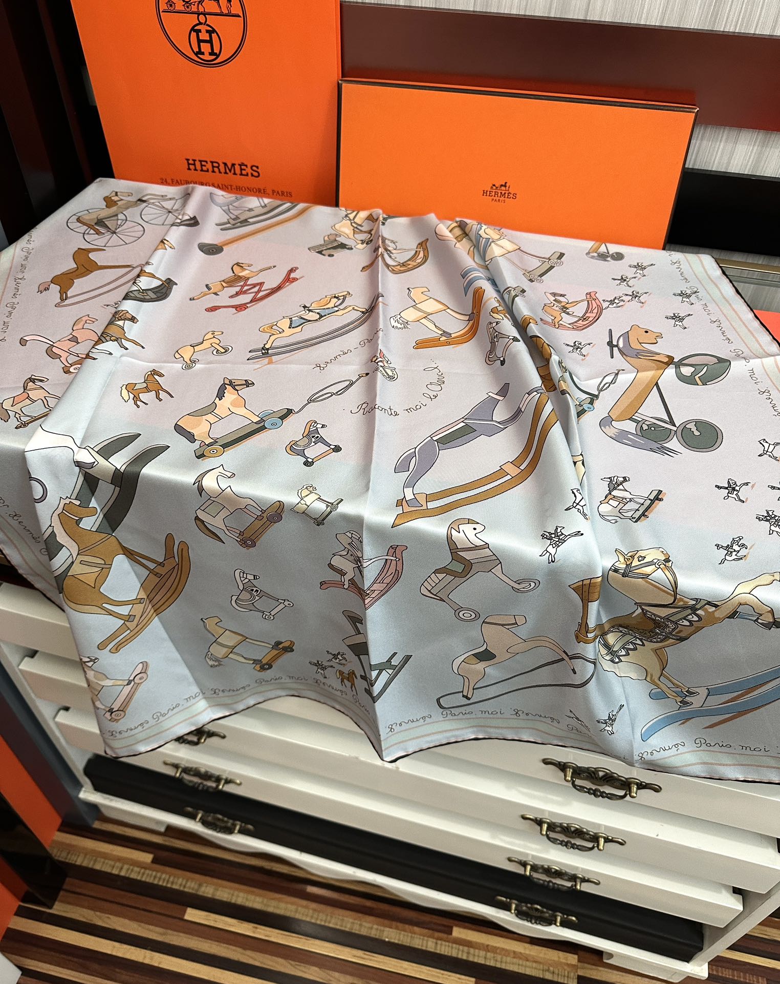 。高品质 爱马仕 【策马奔腾】官网同步 90方巾 创作渊源在比利时的圣吉尔区嘴唇建筑师维克多•霍塔 
H