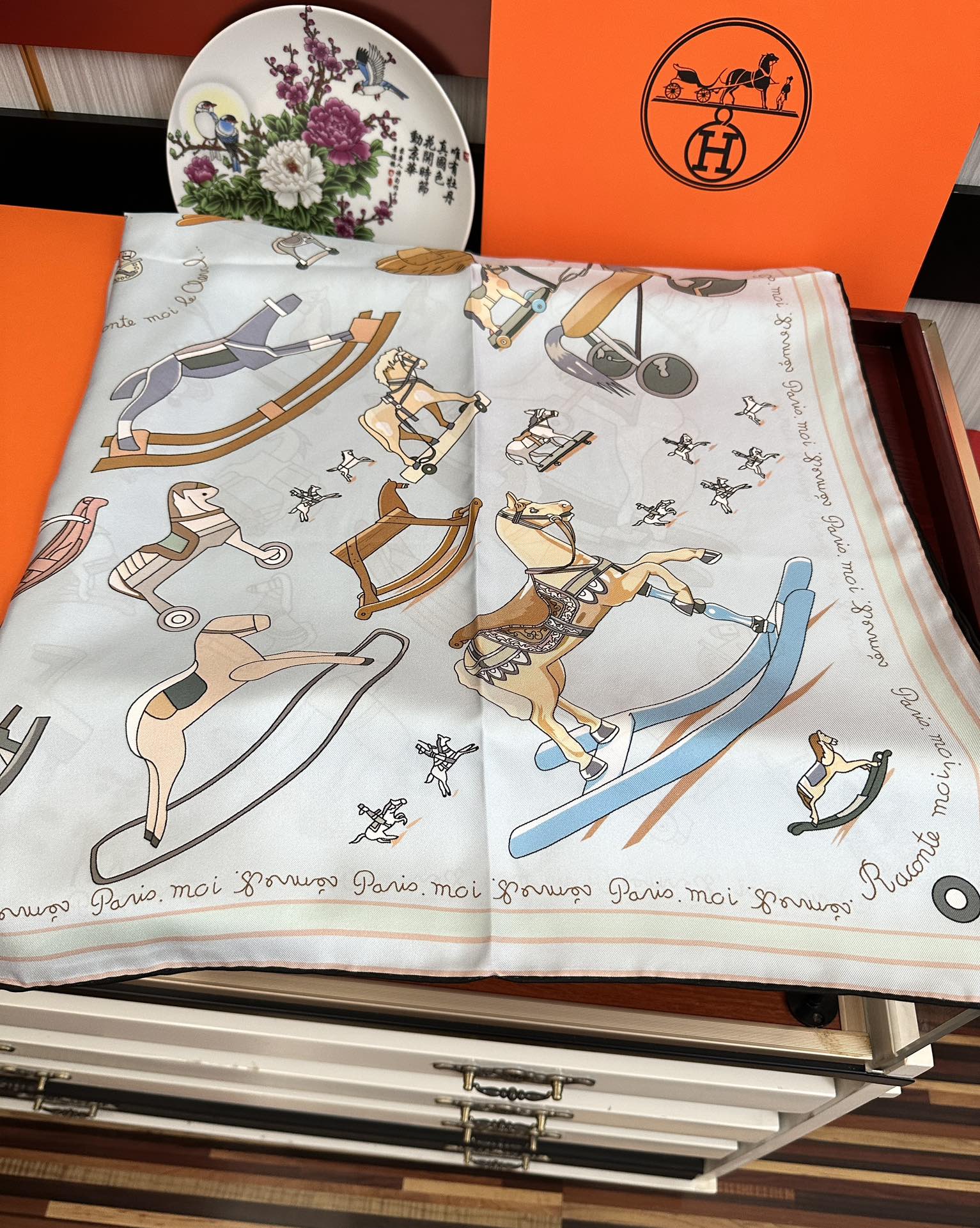 。高品质 爱马仕 【策马奔腾】官网同步 90方巾 创作渊源在比利时的圣吉尔区嘴唇建筑师维克多•霍塔 
H