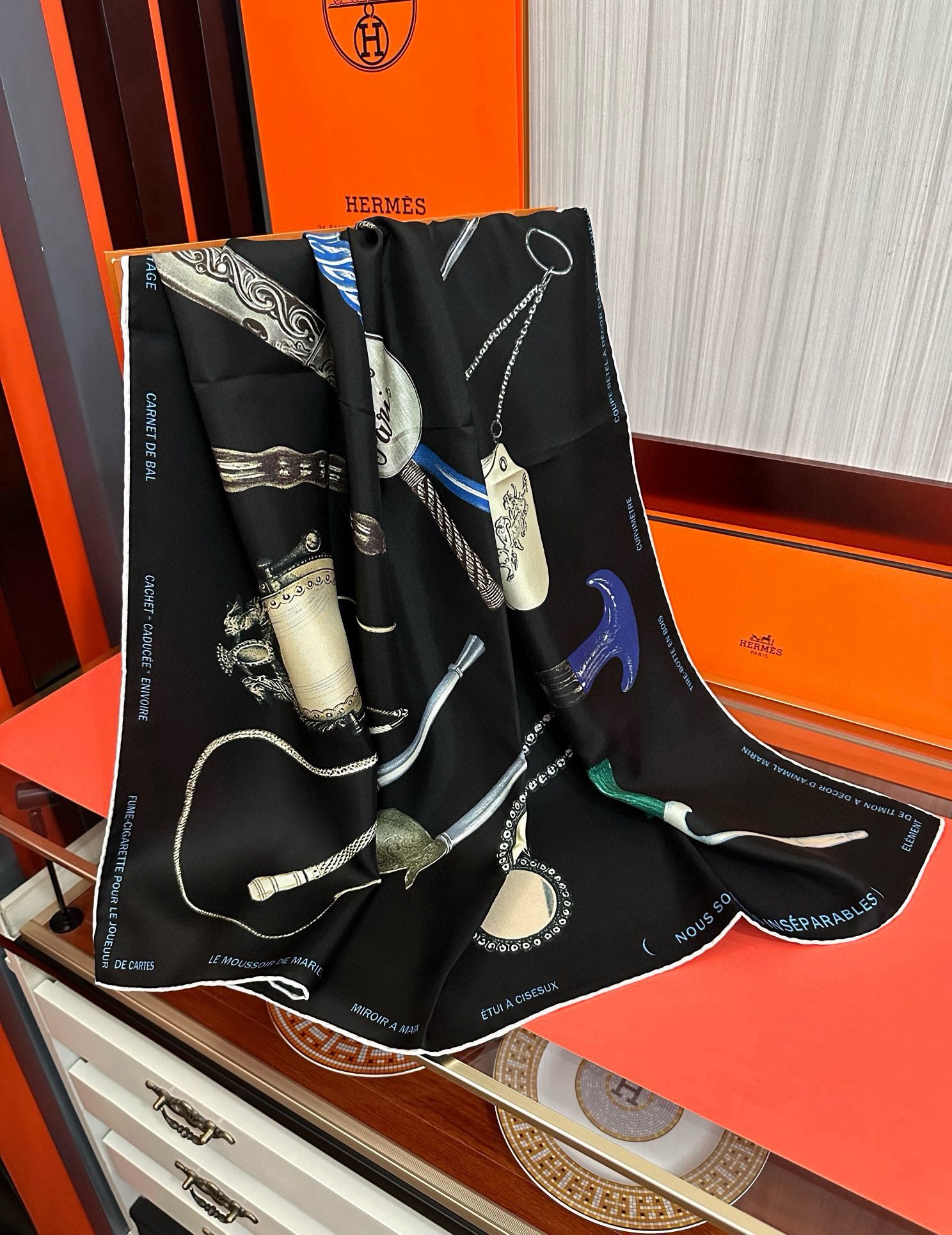 。2010 最新款 HERMES 重磅庆祝【形影相随】方巾嘴唇精简时髦，品质感很显好得意好搭到上瘾的丝巾