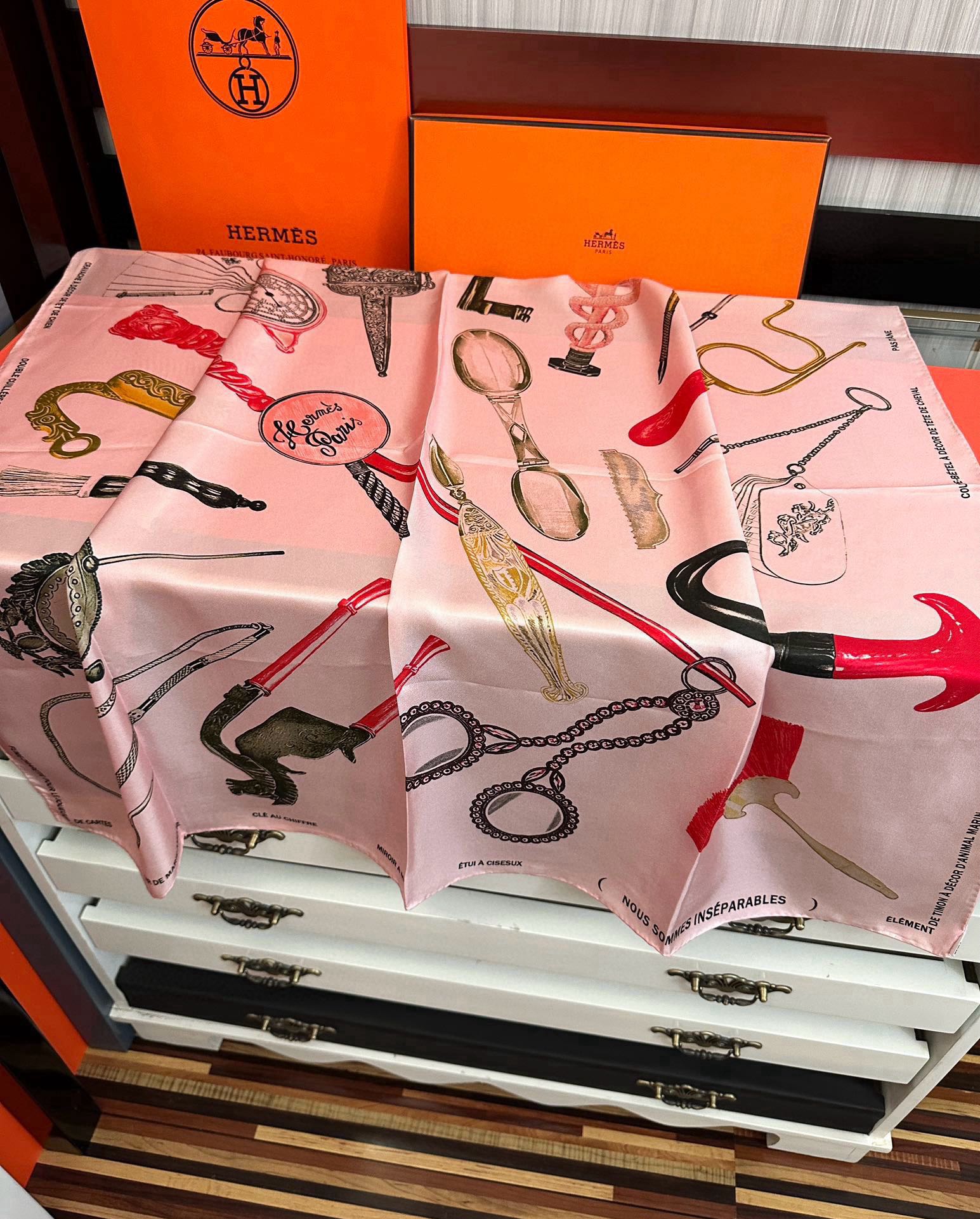 。2010 最新款 HERMES 重磅庆祝【形影相随】方巾嘴唇精简时髦，品质感很显好得意好搭到上瘾的丝巾