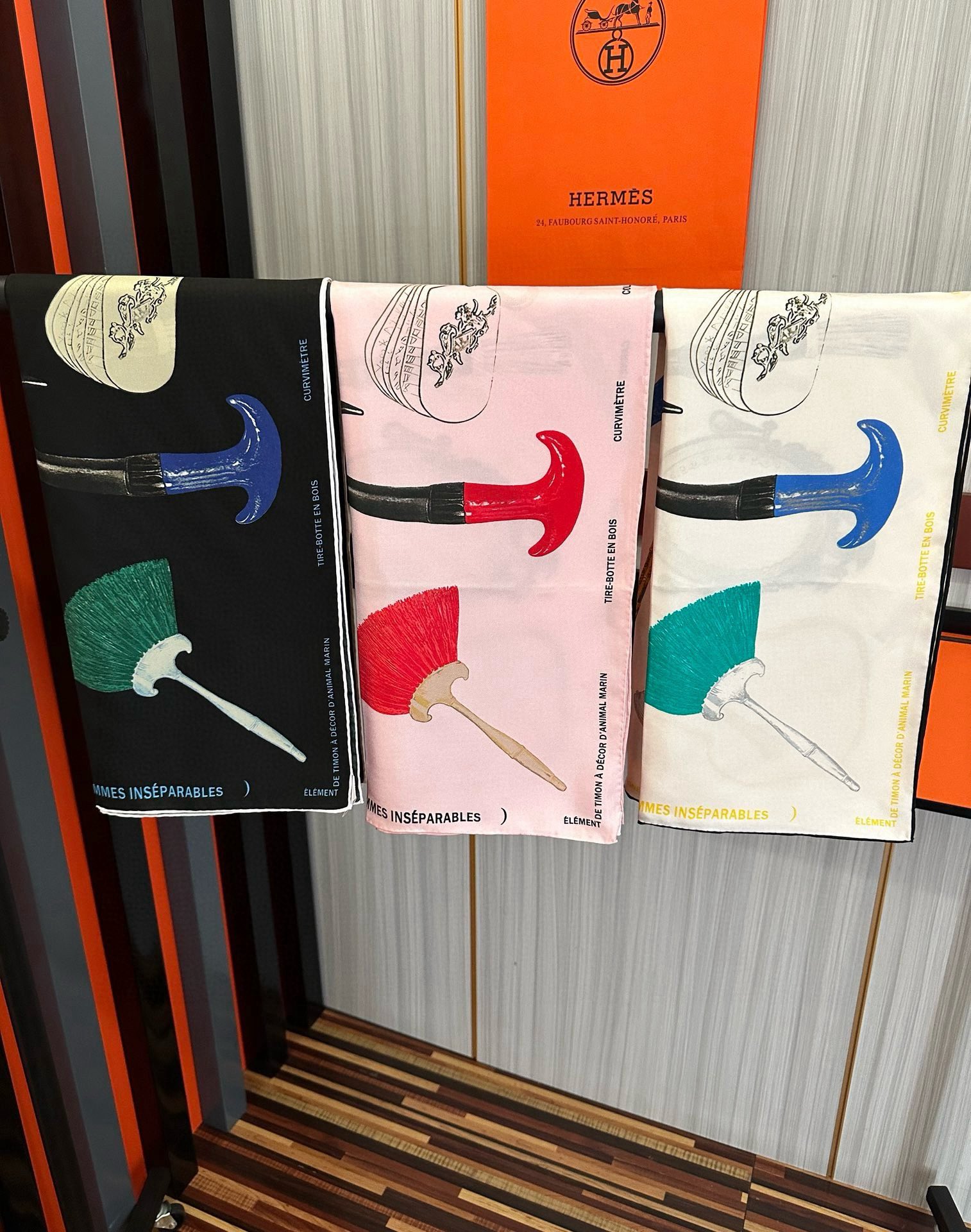 。2010 最新款 HERMES 重磅庆祝【形影相随】方巾嘴唇精简时髦，品质感很显好得意好搭到上瘾的丝巾