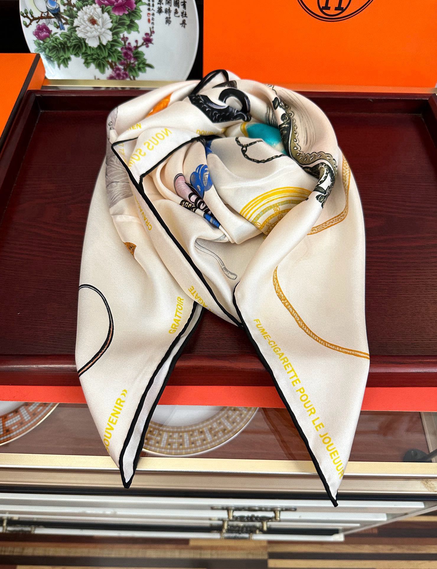 。2010 最新款 HERMES 重磅庆祝【形影相随】方巾嘴唇精简时髦，品质感很显好得意好搭到上瘾的丝巾