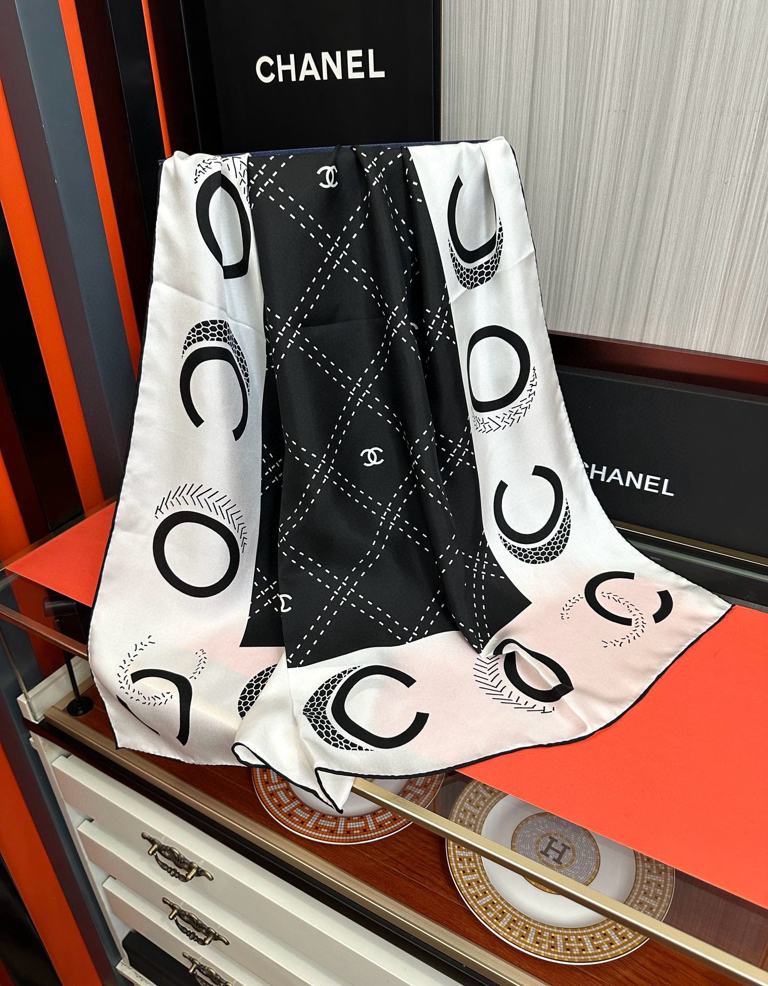  。香奈儿 官网同步 精致手工卷边得意极具品牌特色的涂鸦签名暗纹提花+简洁的COCO字母元素印花庆祝大幅