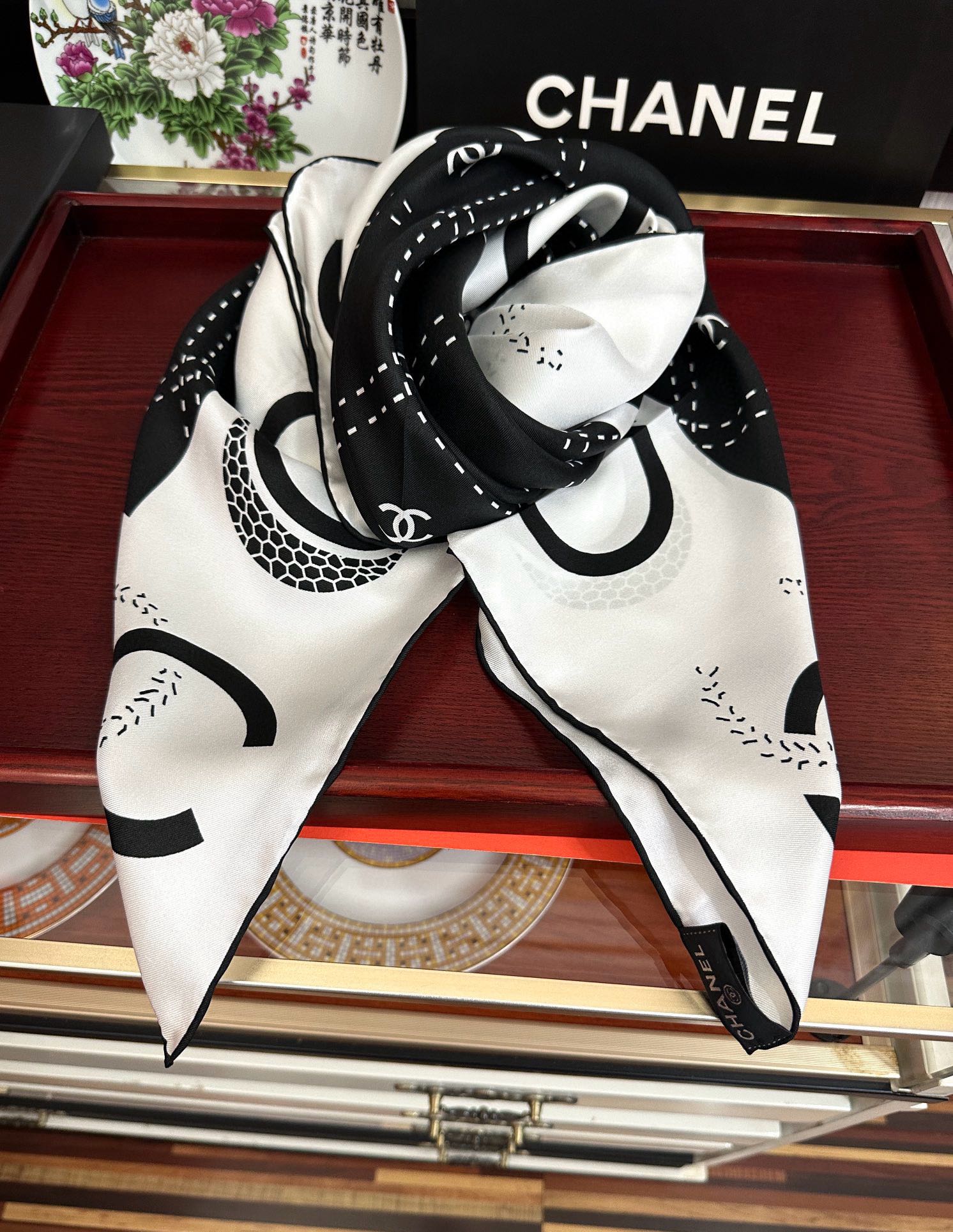  。香奈儿 官网同步 精致手工卷边得意极具品牌特色的涂鸦签名暗纹提花+简洁的COCO字母元素印花庆祝大幅