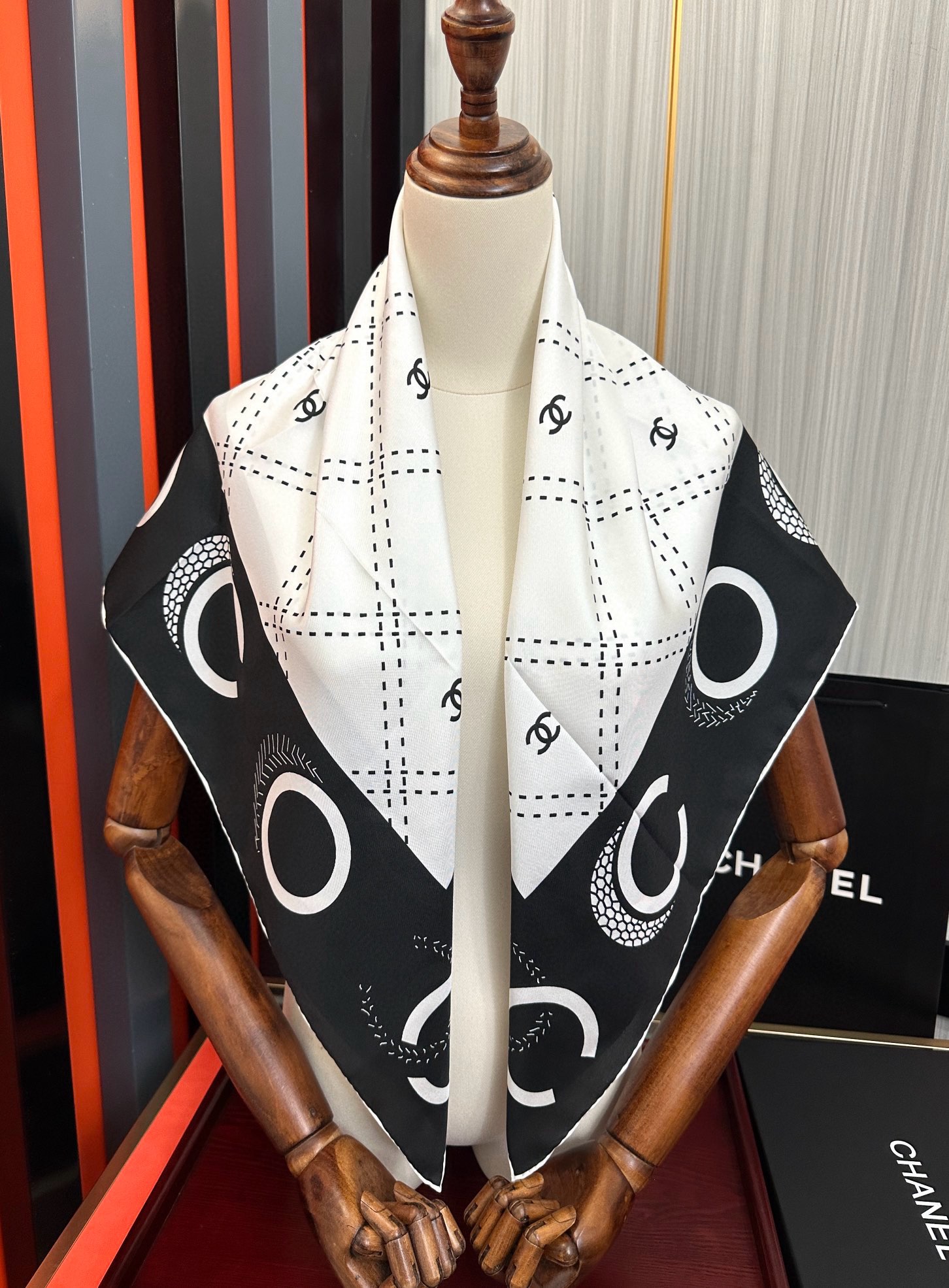  。香奈儿 官网同步 精致手工卷边得意极具品牌特色的涂鸦签名暗纹提花+简洁的COCO字母元素印花庆祝大幅