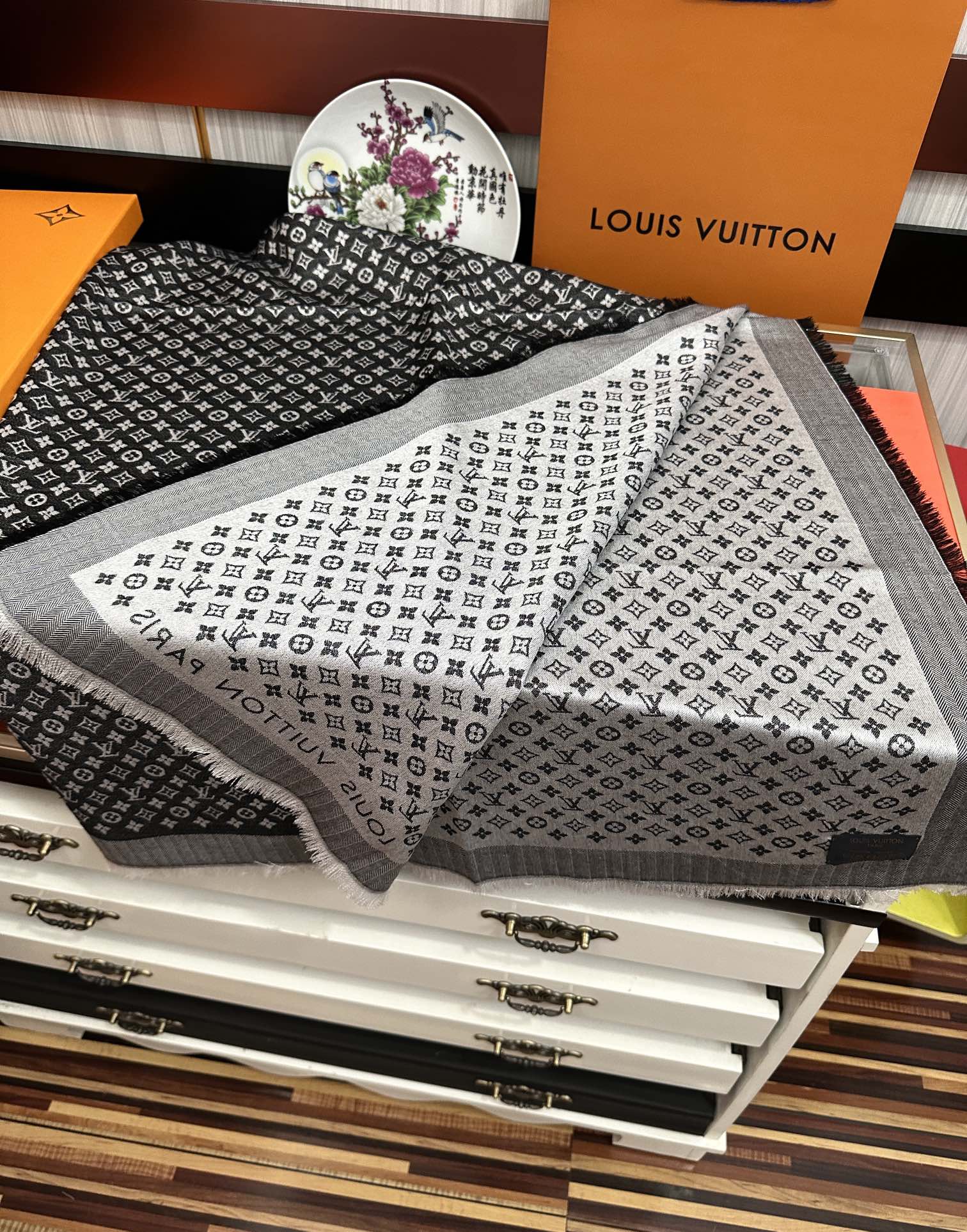  上新🎉LV老花图案这款披肩将真丝与羊毛相混搭❤️质地柔软而温暖饰有不同色调Monogram图案💄饰有的