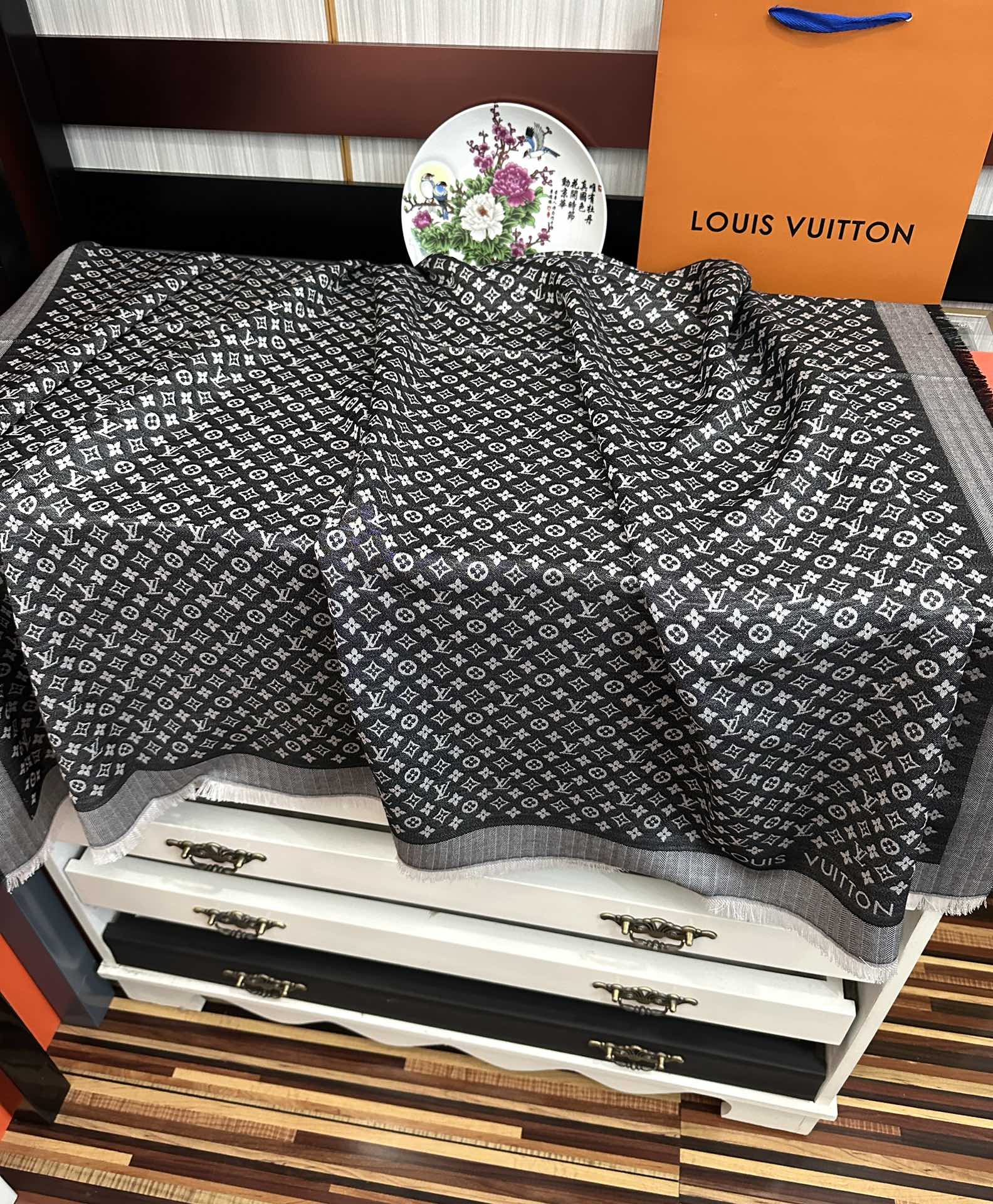  上新🎉LV老花图案这款披肩将真丝与羊毛相混搭❤️质地柔软而温暖饰有不同色调Monogram图案💄饰有的