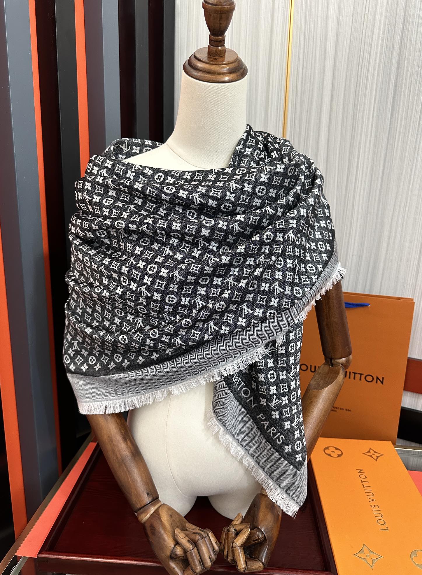  上新🎉LV老花图案这款披肩将真丝与羊毛相混搭❤️质地柔软而温暖饰有不同色调Monogram图案💄饰有的