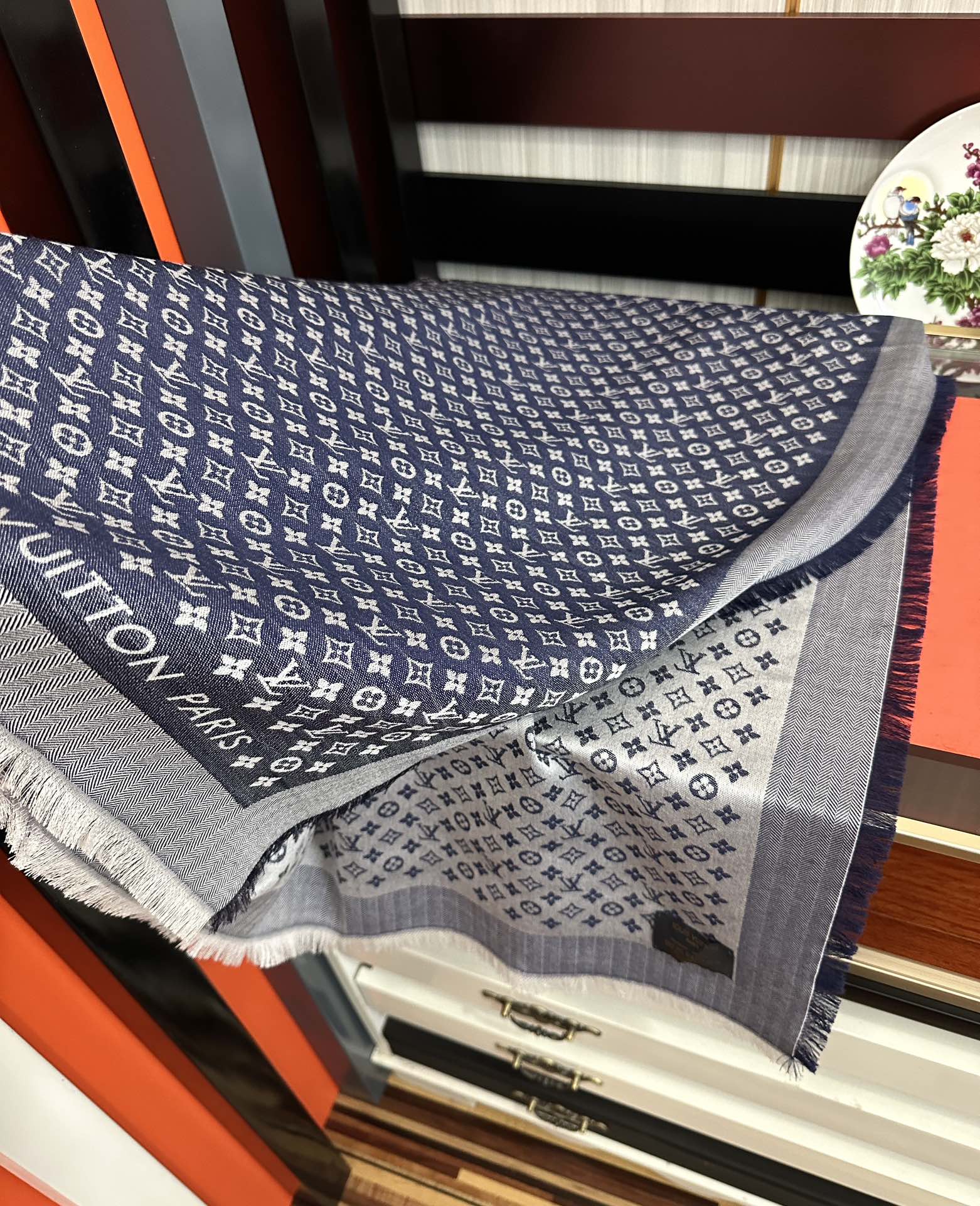  上新🎉LV老花图案这款披肩将真丝与羊毛相混搭❤️质地柔软而温暖饰有不同色调Monogram图案💄饰有的