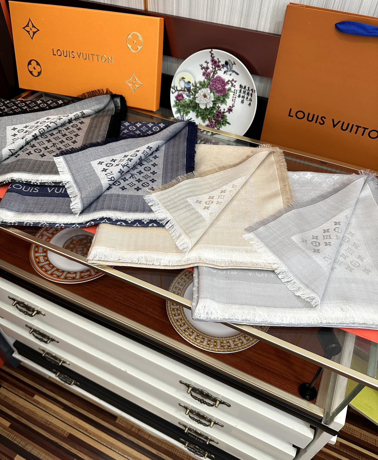  上新🎉LV老花图案这款披肩将真丝与羊毛相混搭❤️质地柔软而温暖饰有不同色调Monogram图案💄饰有的