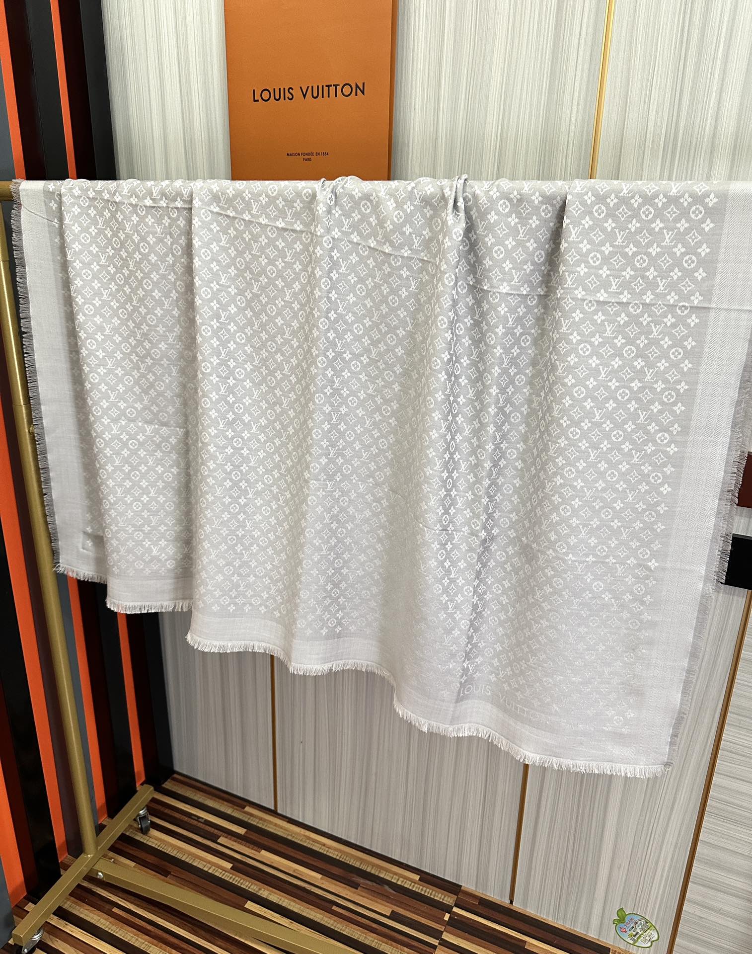  上新🎉LV老花图案这款披肩将真丝与羊毛相混搭❤️质地柔软而温暖饰有不同色调Monogram图案💄饰有的