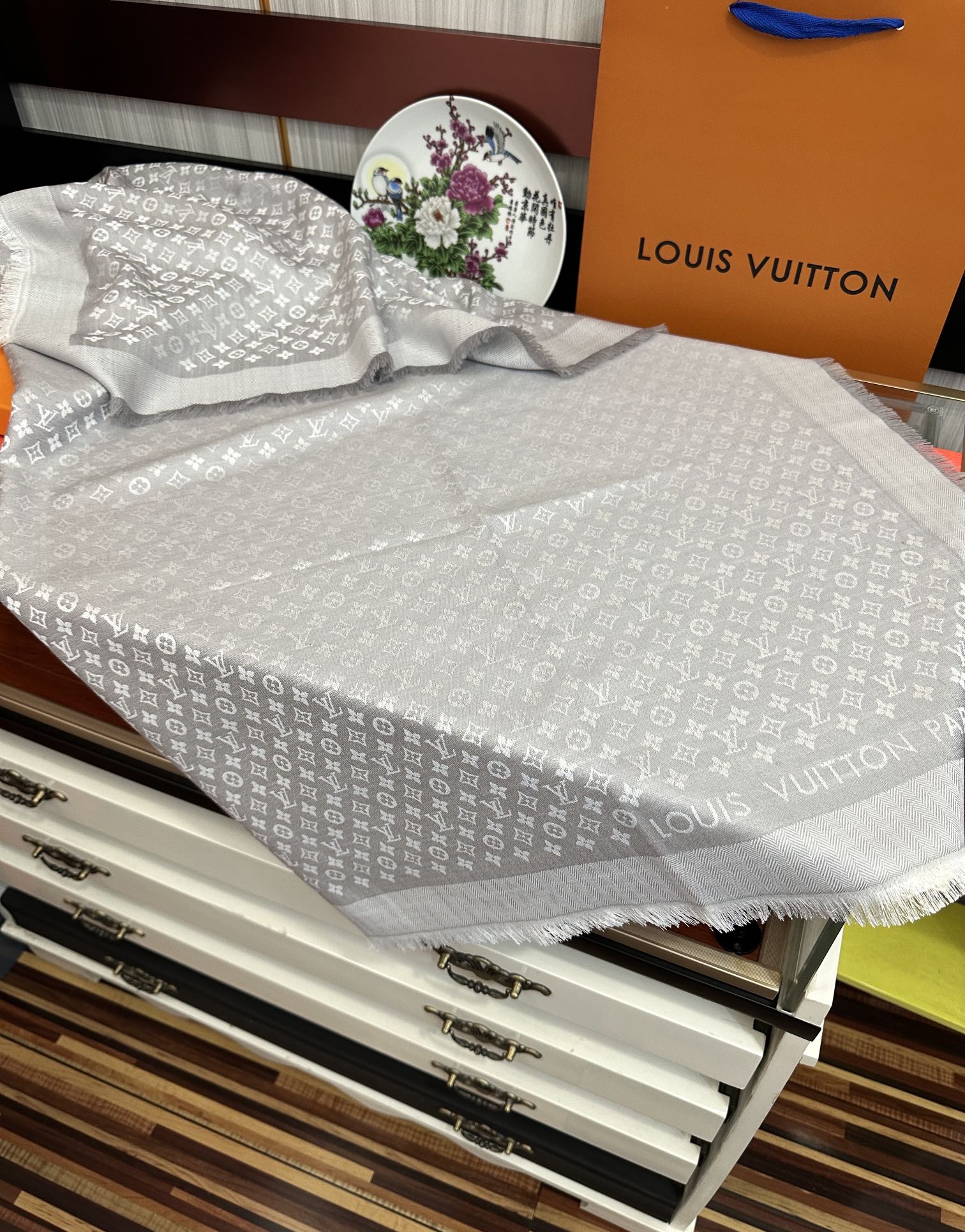  上新🎉LV老花图案这款披肩将真丝与羊毛相混搭❤️质地柔软而温暖饰有不同色调Monogram图案💄饰有的