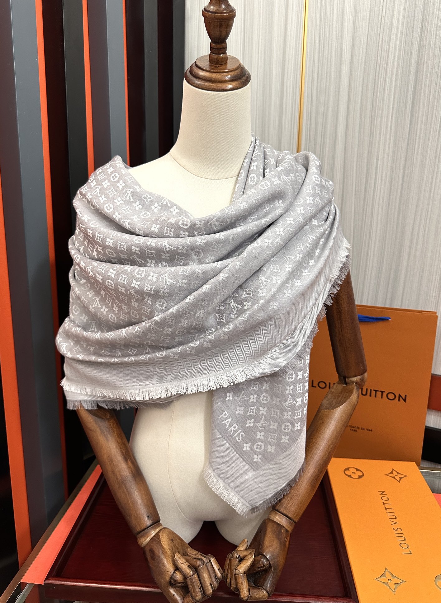  上新🎉LV老花图案这款披肩将真丝与羊毛相混搭❤️质地柔软而温暖饰有不同色调Monogram图案💄饰有的