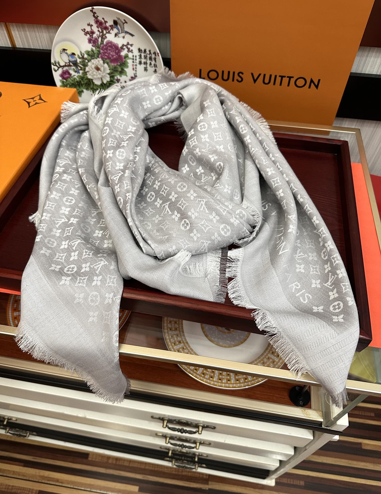  上新🎉LV老花图案这款披肩将真丝与羊毛相混搭❤️质地柔软而温暖饰有不同色调Monogram图案💄饰有的