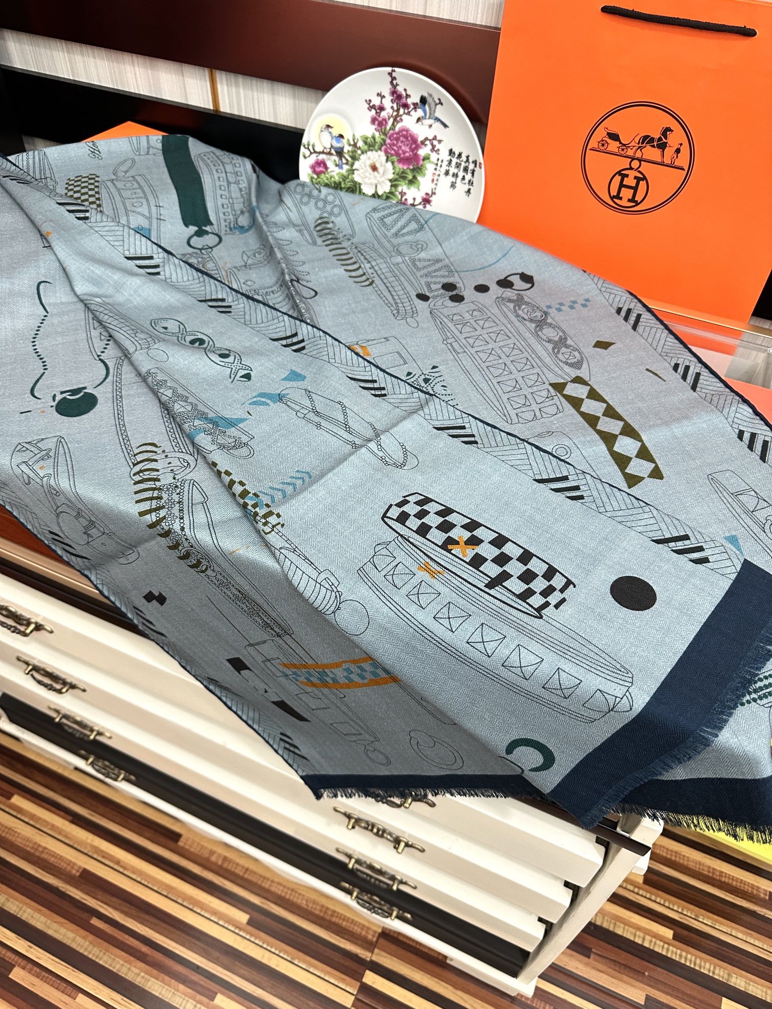 新款爱马士。2010双面同色印花吃瓜四季都可以用真心美的让人非常非上身效果简直美翻了 品质非常完美👍整个