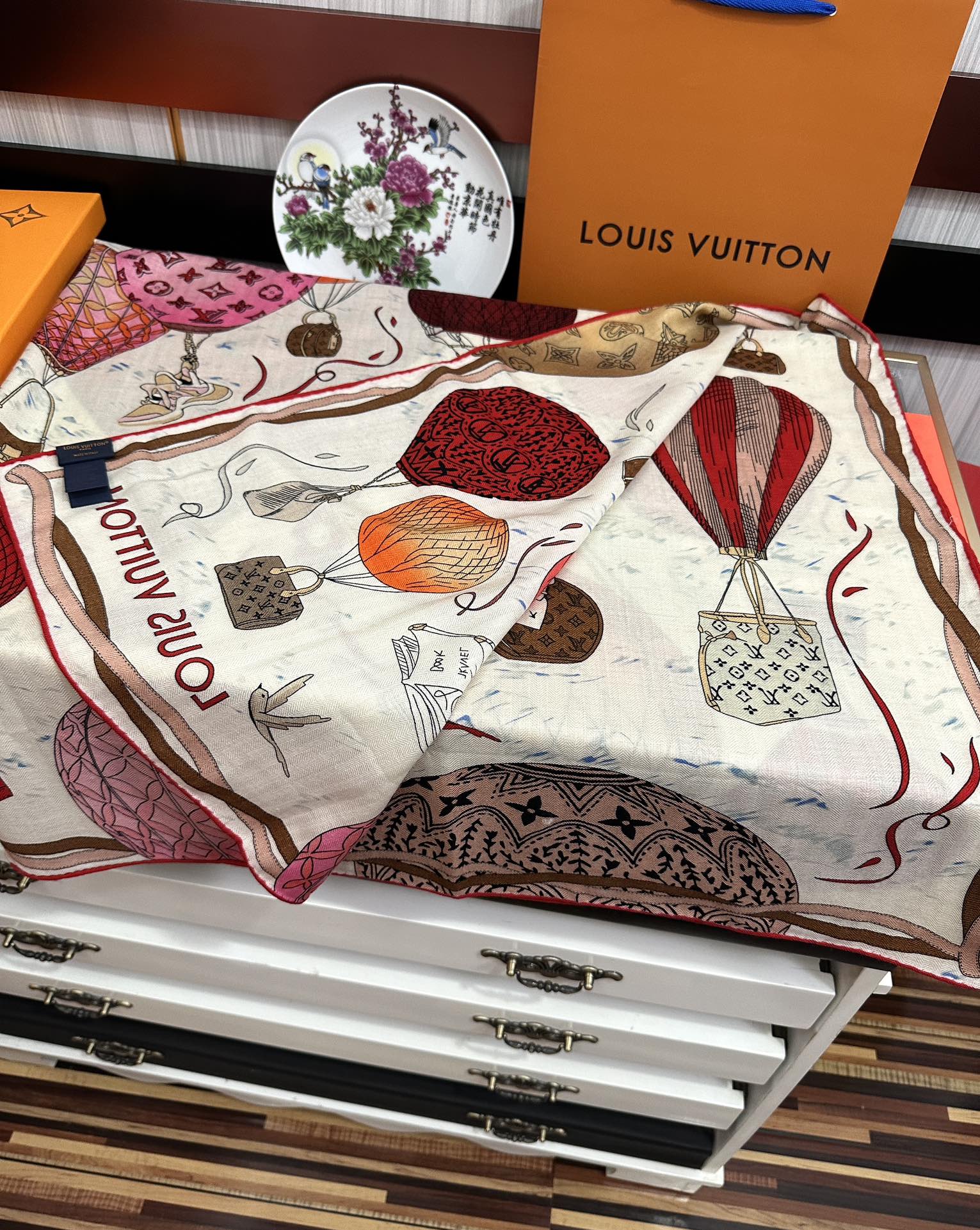 上新❤️LV  2025【双面同色热气球🎈】经典优雅礼物~气质到骨子里色新一季的面料超高级，真心超级柔软