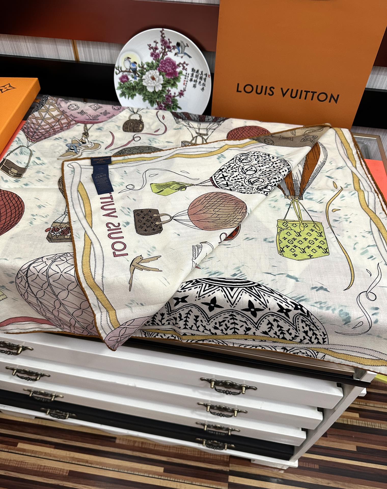 上新❤️LV  2025【双面同色热气球🎈】经典优雅礼物~气质到骨子里色新一季的面料超高级，真心超级柔软