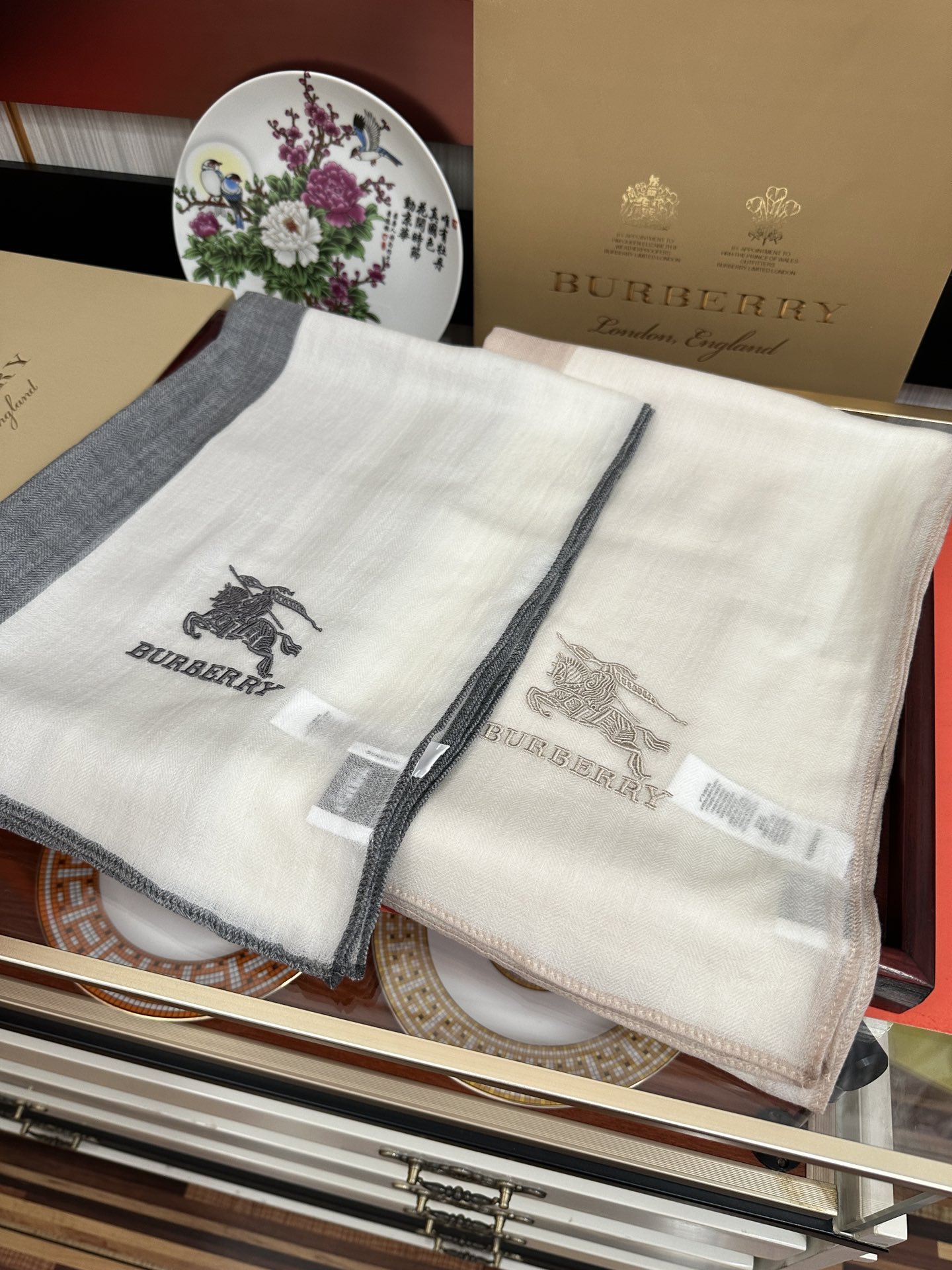 上新。2010 巴宝莉👍采用内蒙古山羊绒，重磅推荐🎀太美了👓火爆，人人都喜欢💕时潮人都有好几条巴家围巾放