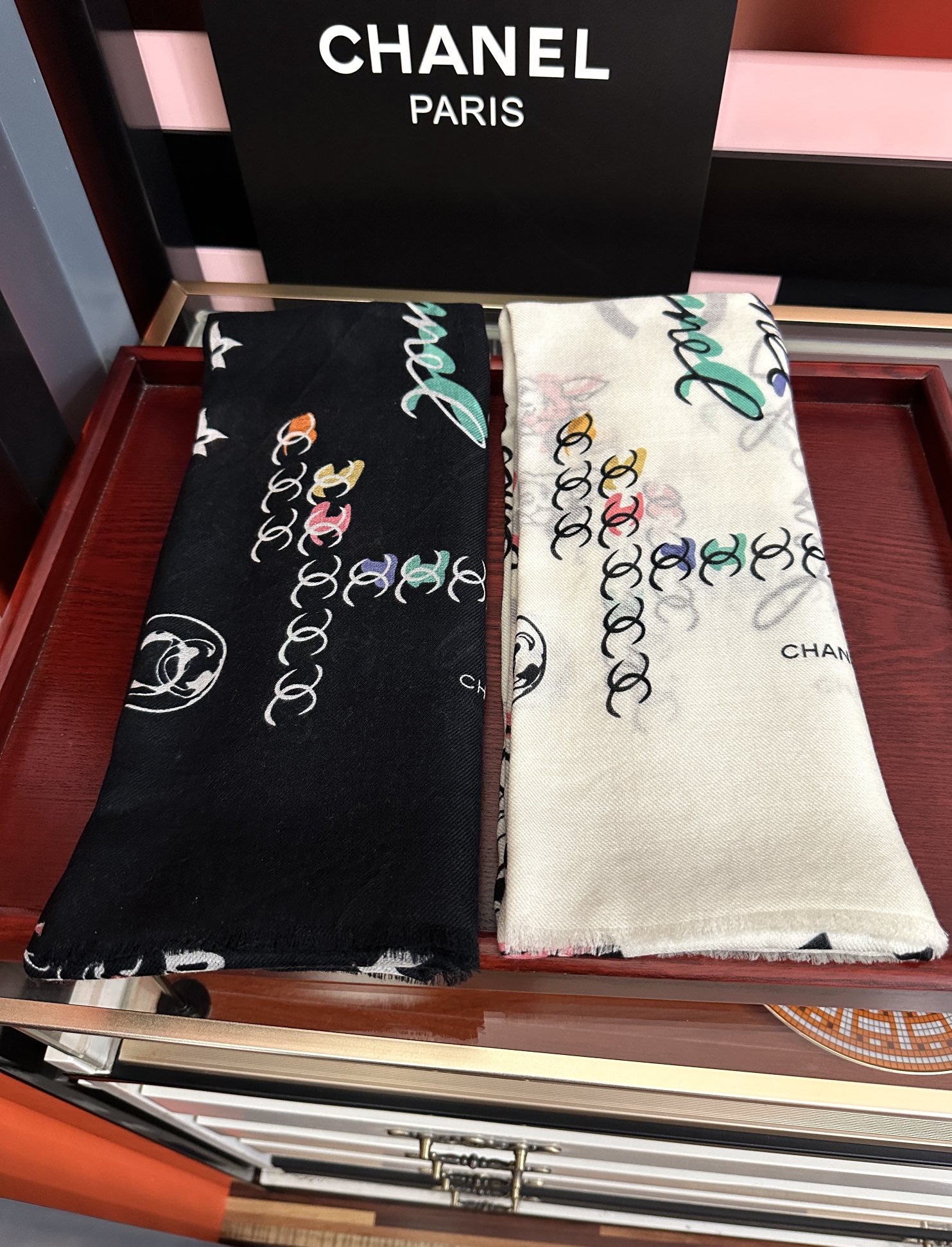 。新款 太美了 小香嘴唇2025最新系列 必备款 顶级设计太美了，真心赞👍😘💍实物真心美 🎀披肩配以印花