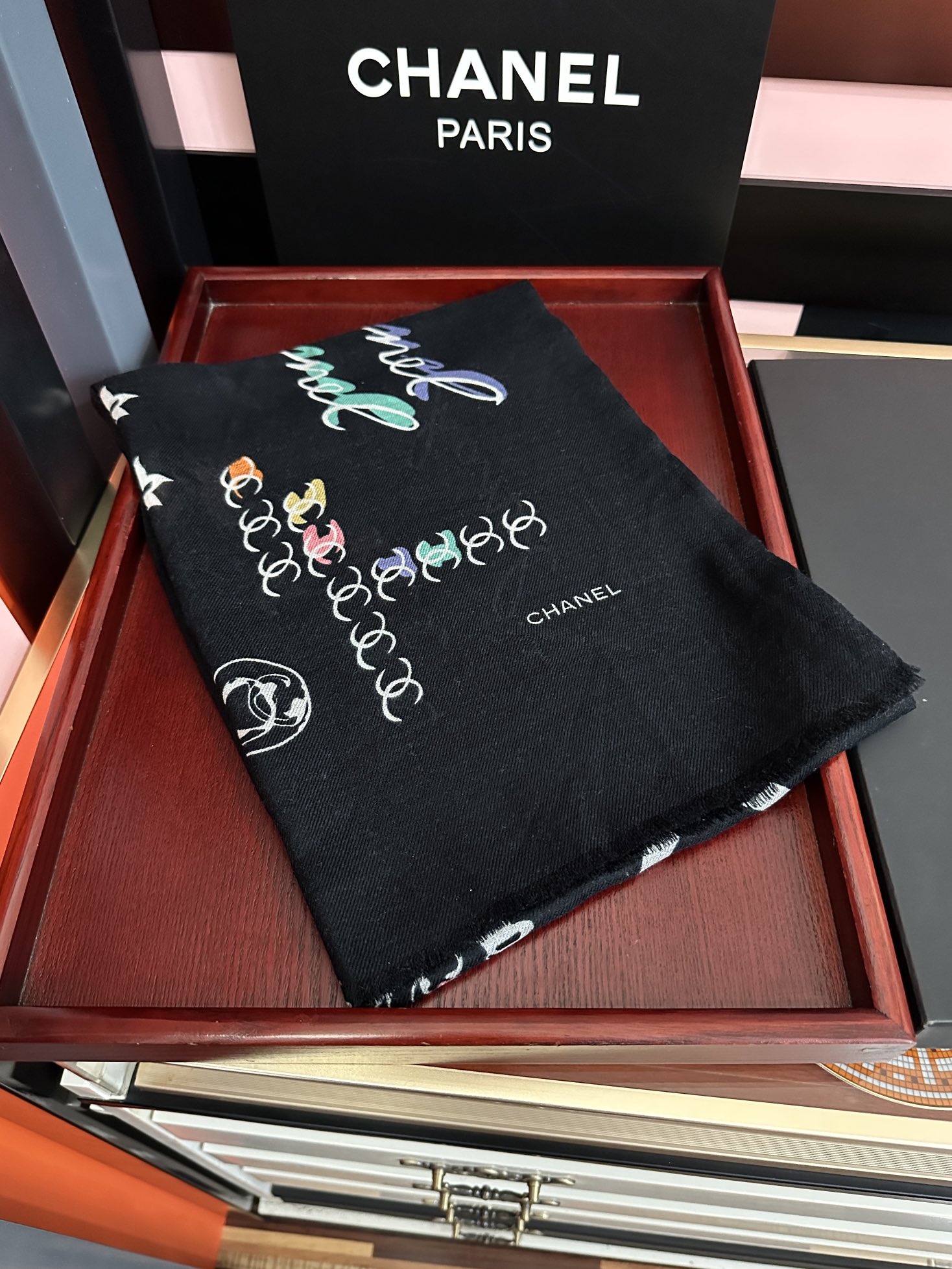 。新款 太美了 小香嘴唇2025最新系列 必备款 顶级设计太美了，真心赞👍😘💍实物真心美 🎀披肩配以印花