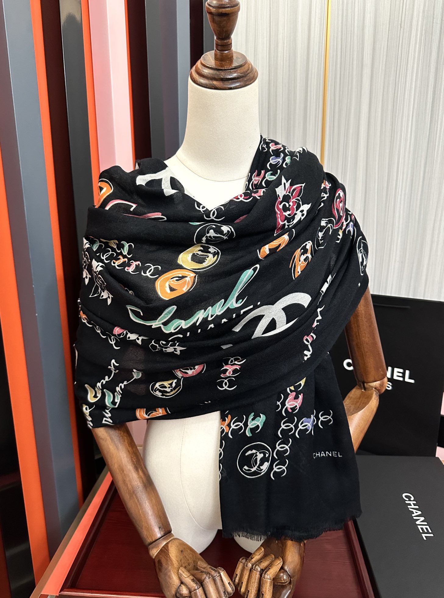 。新款 太美了 小香嘴唇2025最新系列 必备款 顶级设计太美了，真心赞👍😘💍实物真心美 🎀披肩配以印花