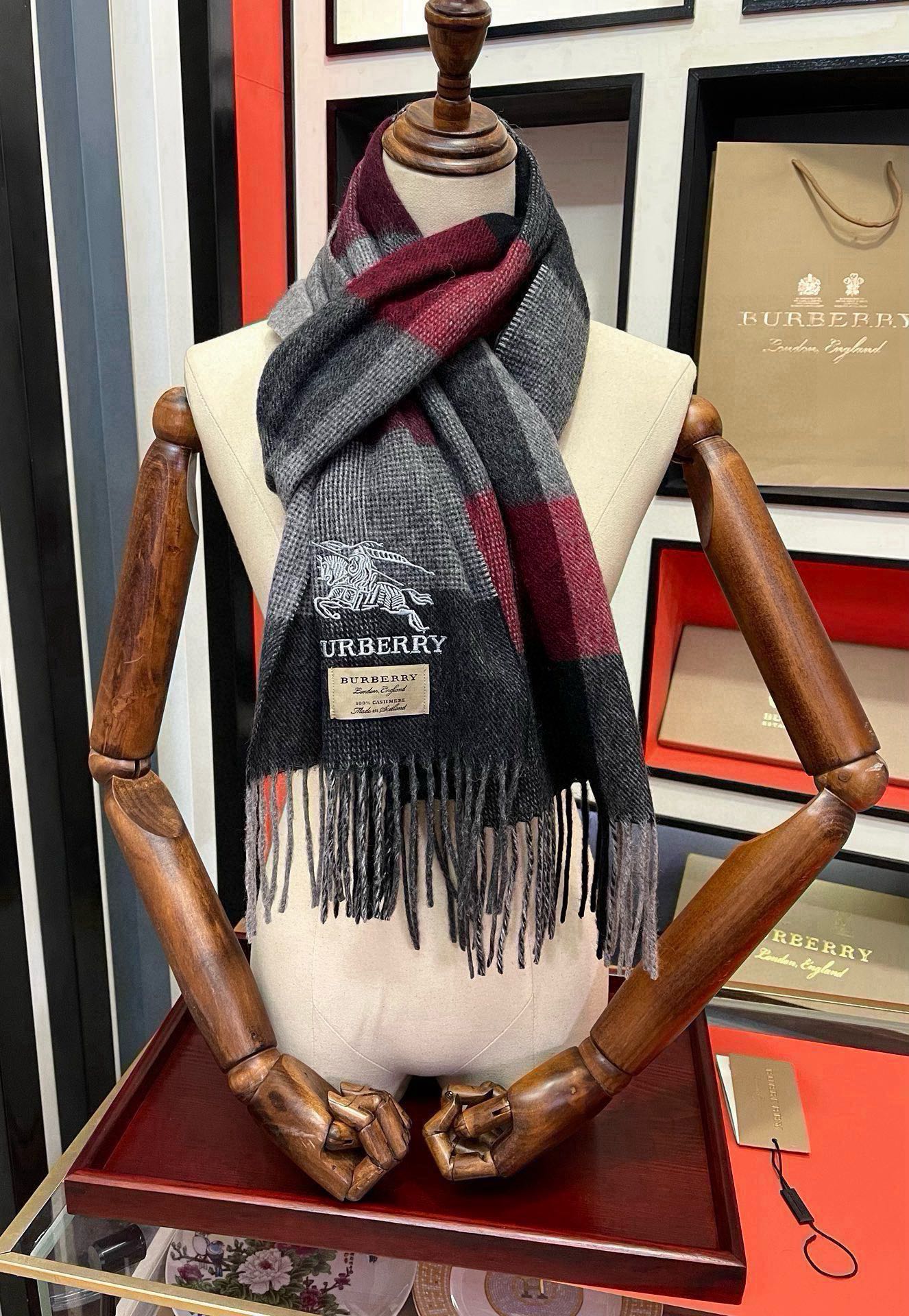 上新。巴家2025  最新款💖男女通用情侣👫款，永不过时，上身效果非常棒👍质感醇尚的苏格兰风格💕采用纯羊