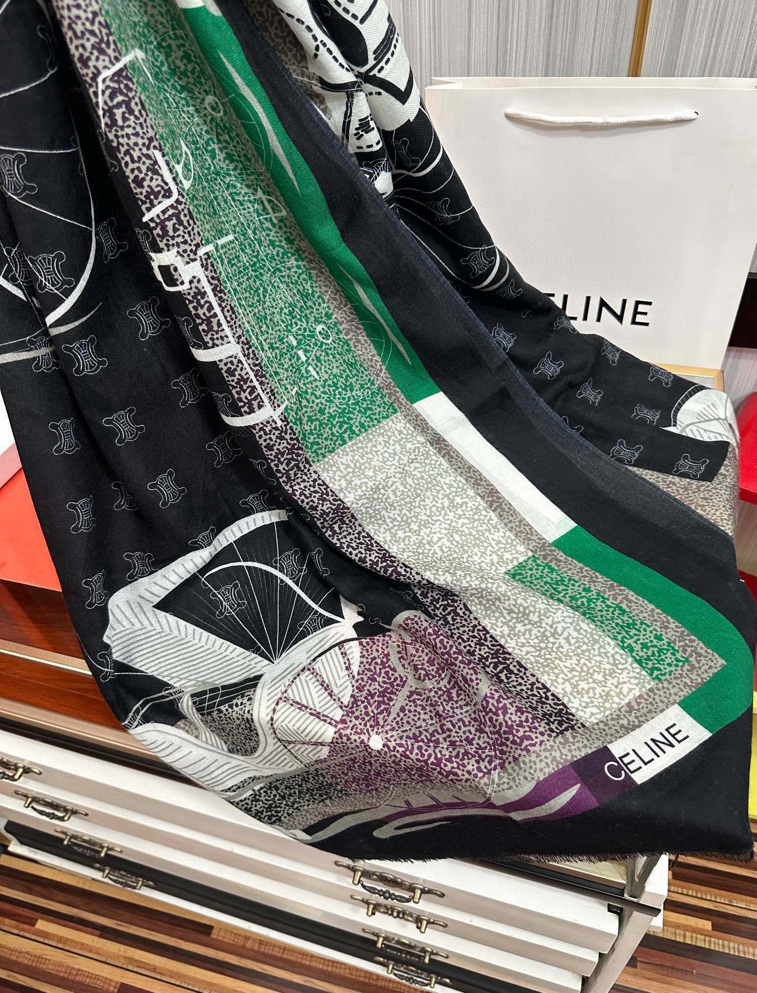 。 2010赛林 ZG最新款 顶级设计太美了，真心赞👍😘💍实物真心美 🎀披肩配以印花💓💃🏻无论设计喷绘都