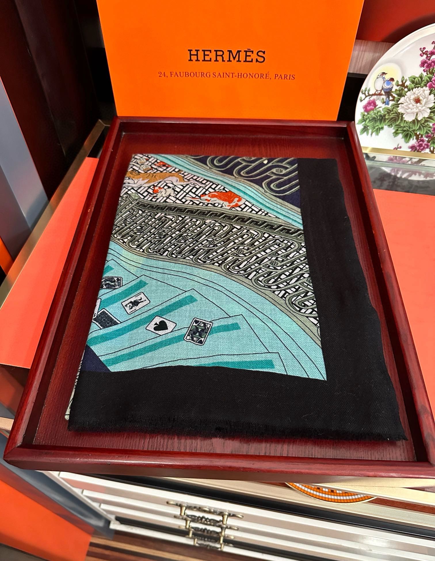 。 爱马士2025 最新款【24号之谜】顶级设计太美了，真心赞👍😘💍实物真心美 🎀披肩配以印花💓💃🏻无论