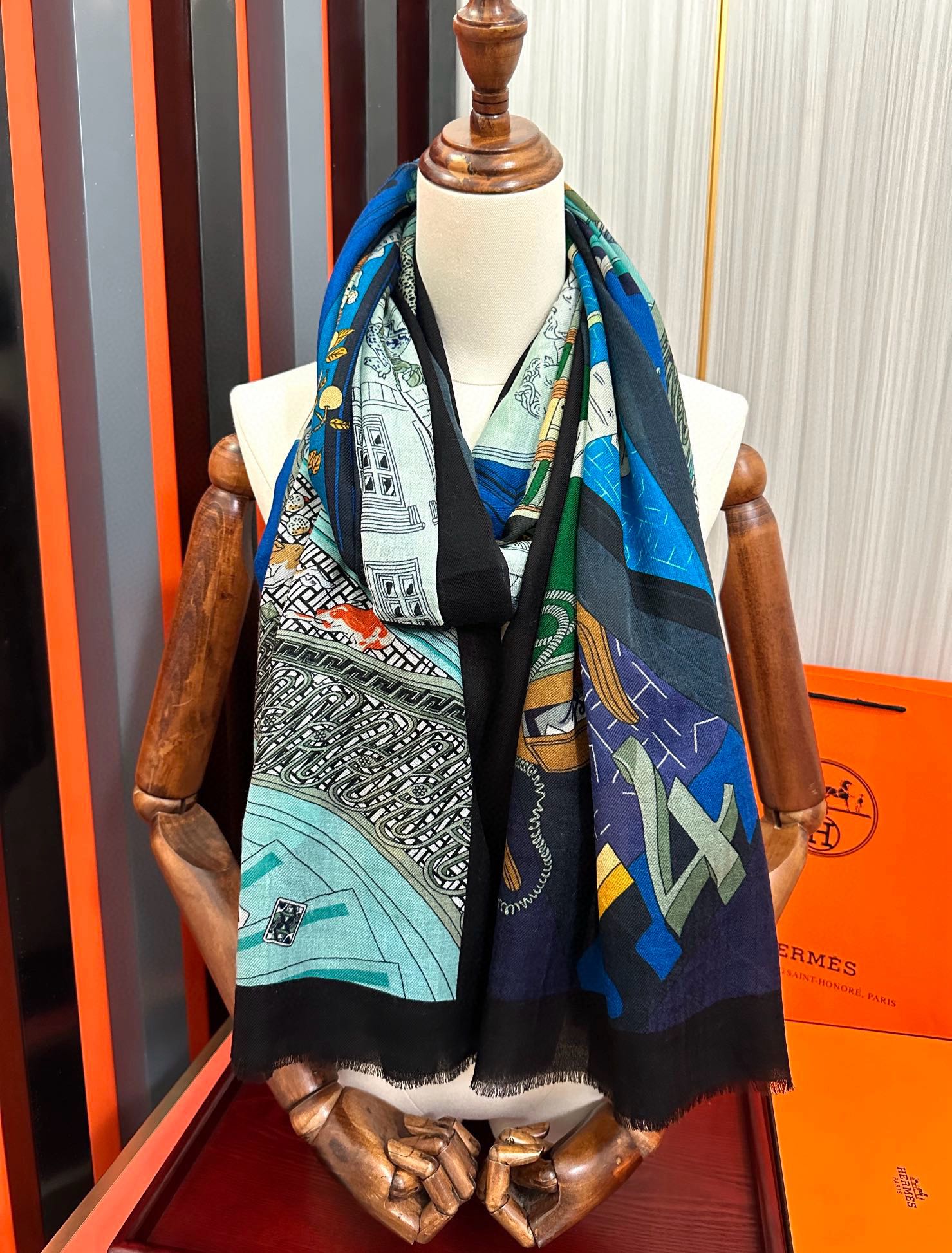 。 爱马士2025 最新款【24号之谜】顶级设计太美了，真心赞👍😘💍实物真心美 🎀披肩配以印花💓💃🏻无论