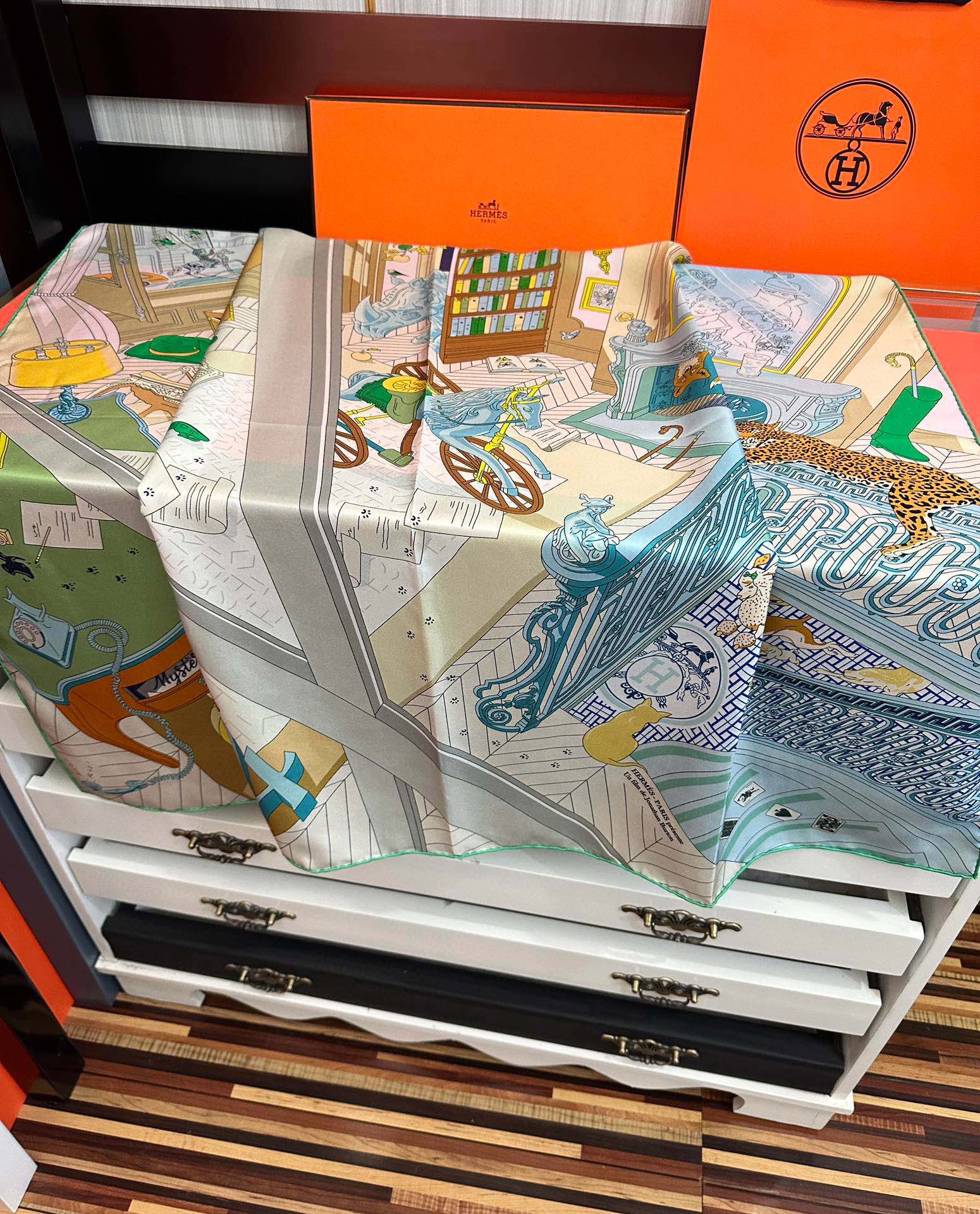 。高品质2025HERMES 【24号之谜】太阳精致卷边嘴唇太美了品质感很显好得意好搭到上瘾的丝巾色带着