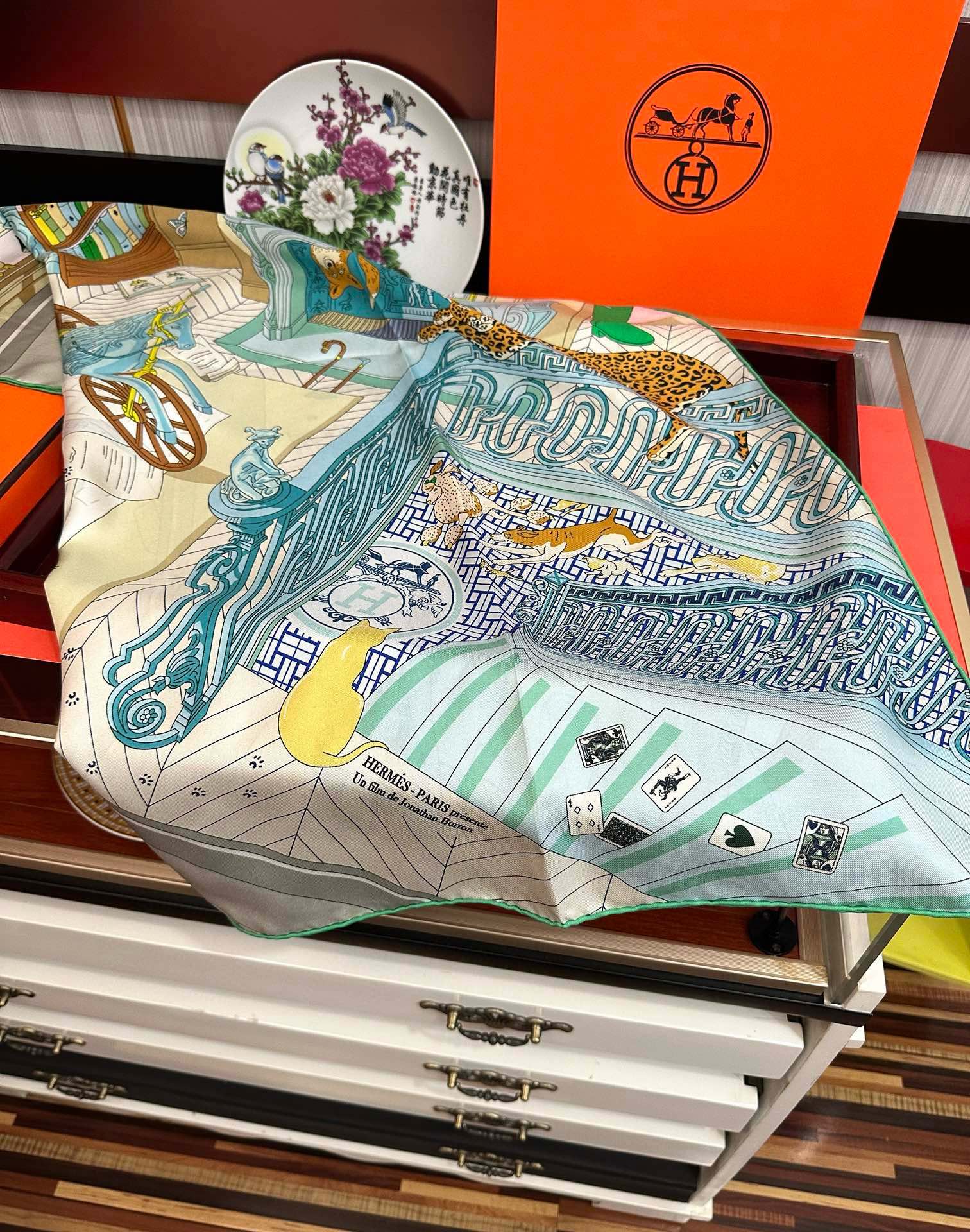 。高品质2025HERMES 【24号之谜】太阳精致卷边嘴唇太美了品质感很显好得意好搭到上瘾的丝巾色带着