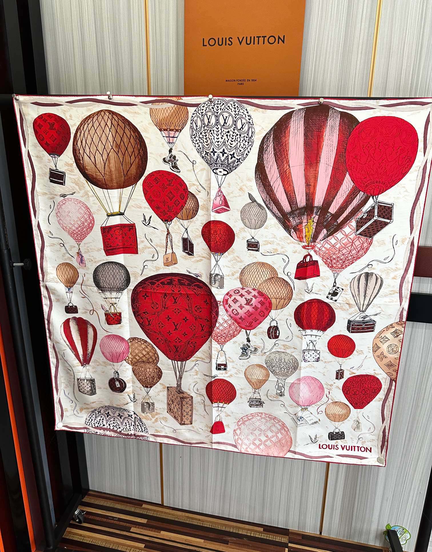 。LV官网同步【双面同色 热气球⚽️】精致卷边 太美了庆祝永远都是那么经典“通过别致的经典色彩向原创设计