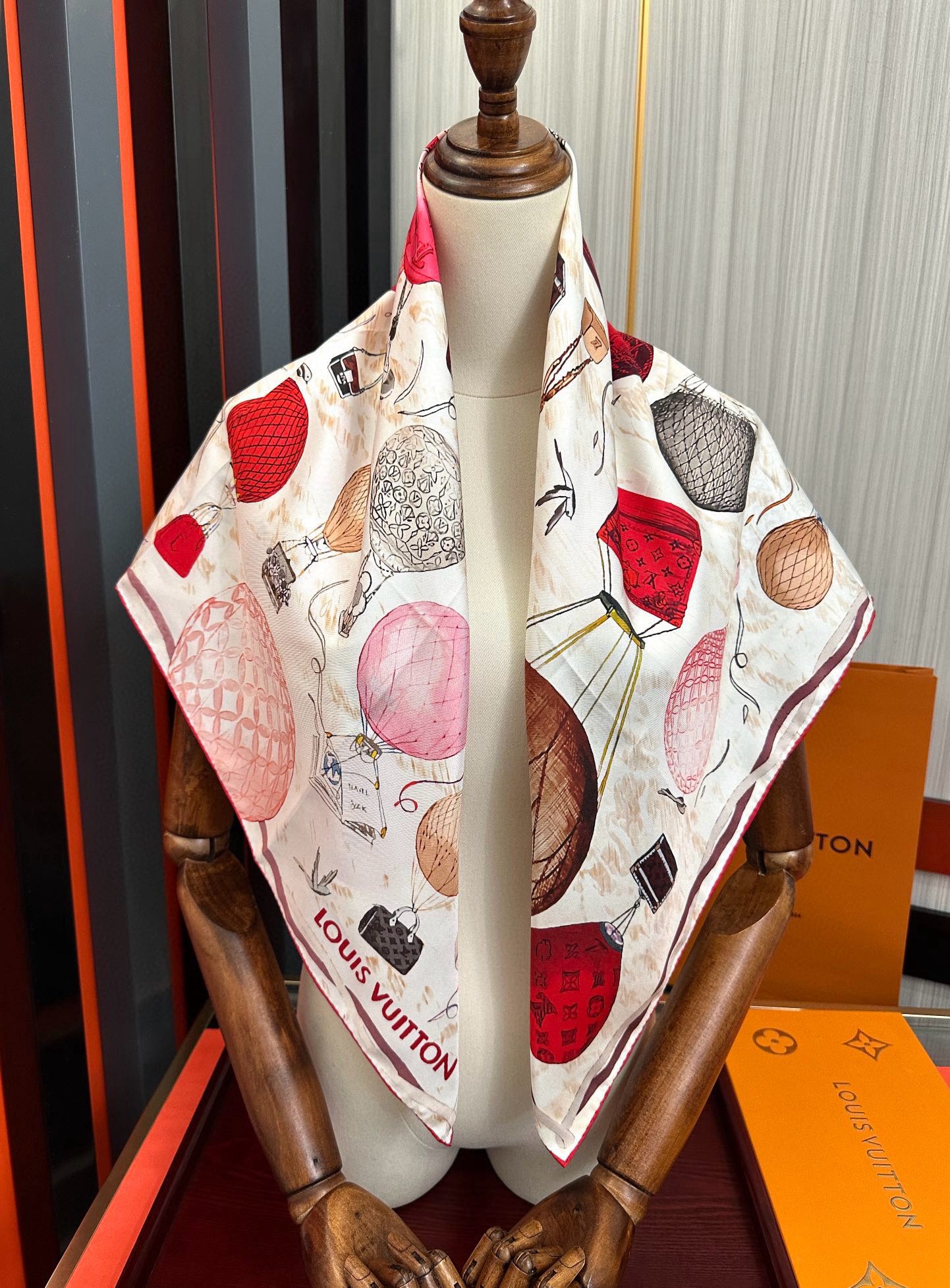 。LV官网同步【双面同色 热气球⚽️】精致卷边 太美了庆祝永远都是那么经典“通过别致的经典色彩向原创设计