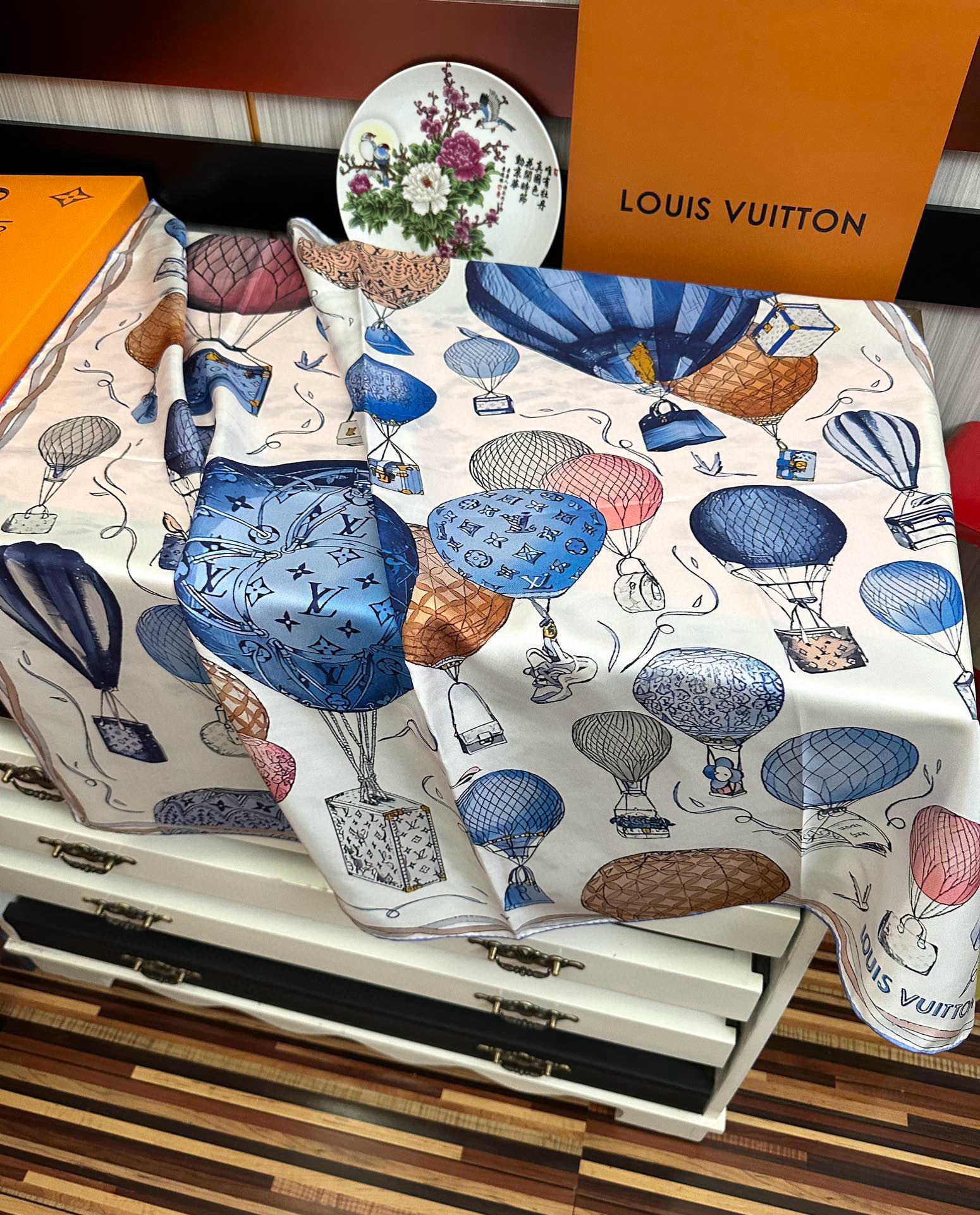 。LV官网同步【双面同色 热气球⚽️】精致卷边 太美了庆祝永远都是那么经典“通过别致的经典色彩向原创设计