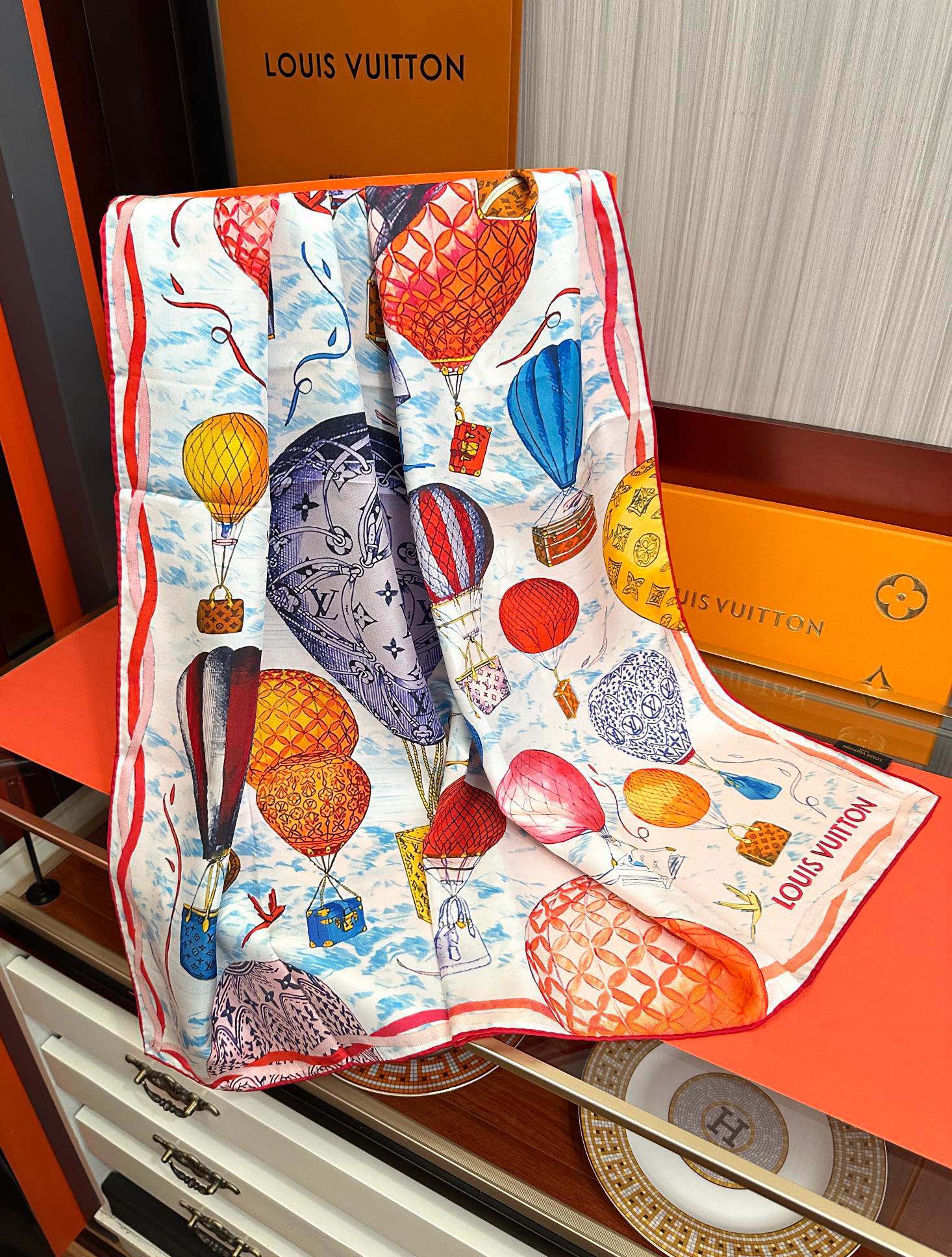 。LV官网同步【双面同色 热气球⚽️】精致卷边 太美了庆祝永远都是那么经典“通过别致的经典色彩向原创设计