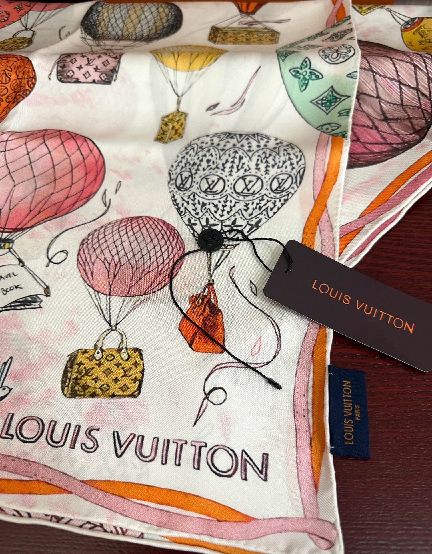 。LV官网同步【双面同色 热气球⚽️】精致卷边 太美了庆祝永远都是那么经典“通过别致的经典色彩向原创设计