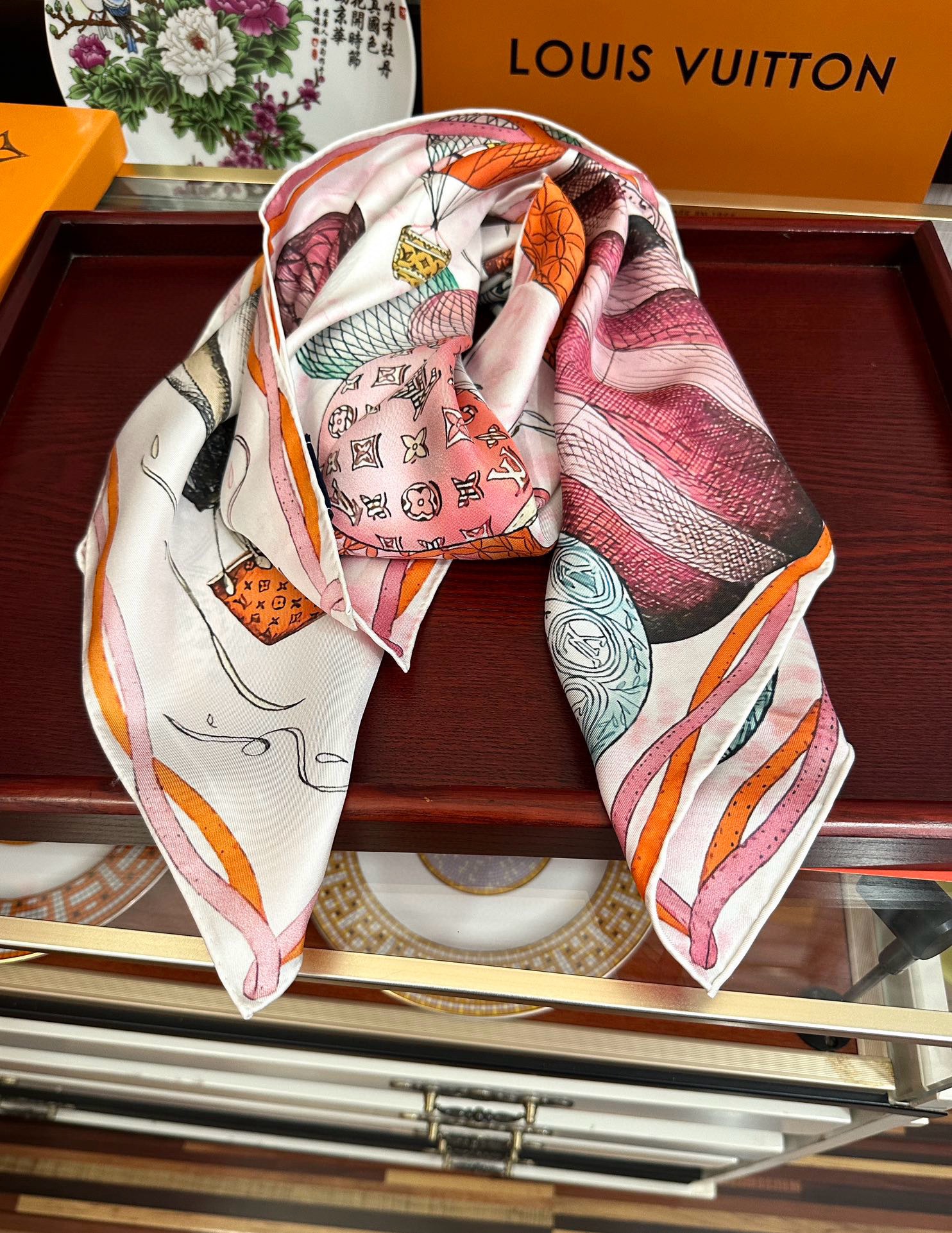 。LV官网同步【双面同色 热气球⚽️】精致卷边 太美了庆祝永远都是那么经典“通过别致的经典色彩向原创设计