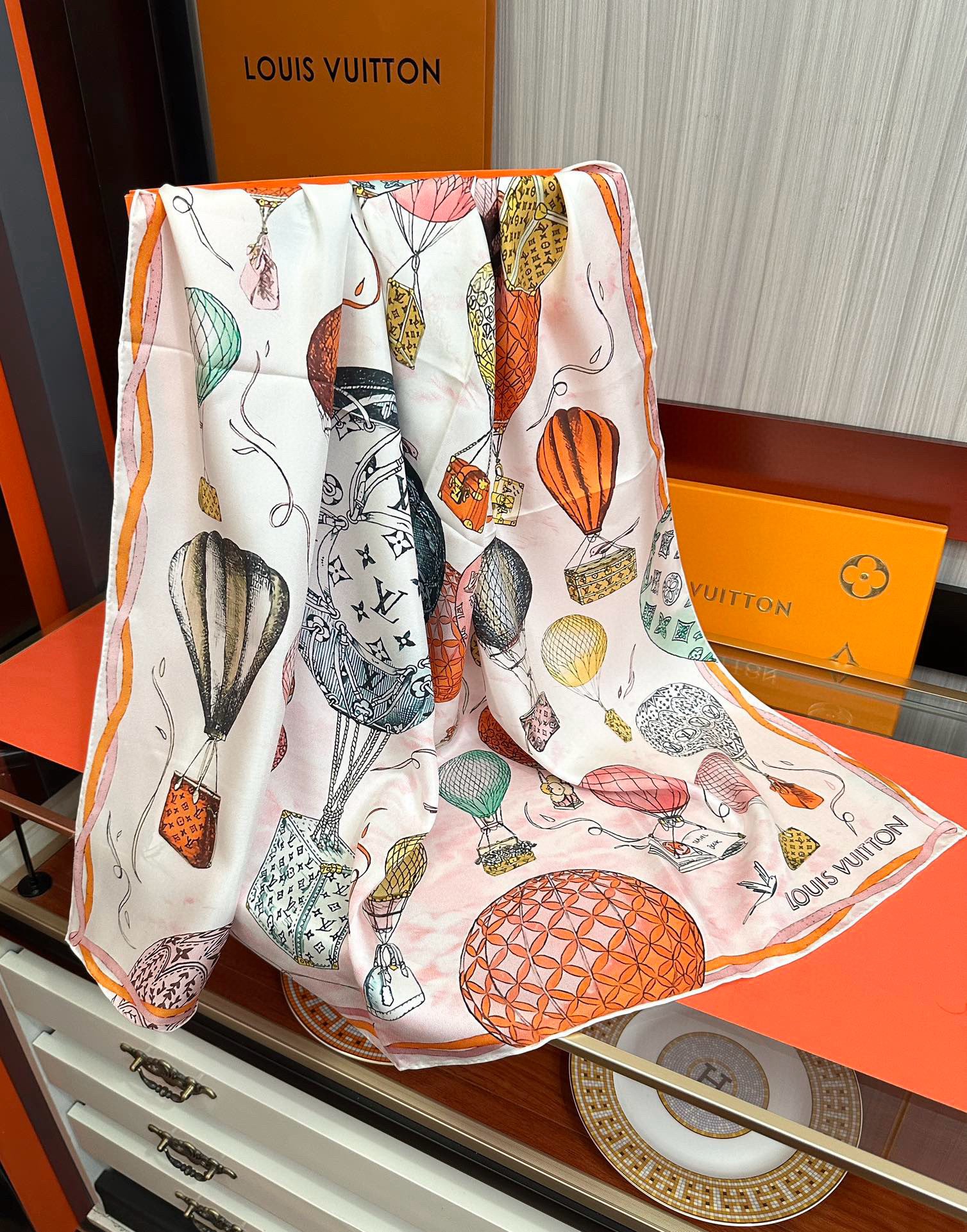 。LV官网同步【双面同色 热气球⚽️】精致卷边 太美了庆祝永远都是那么经典“通过别致的经典色彩向原创设计