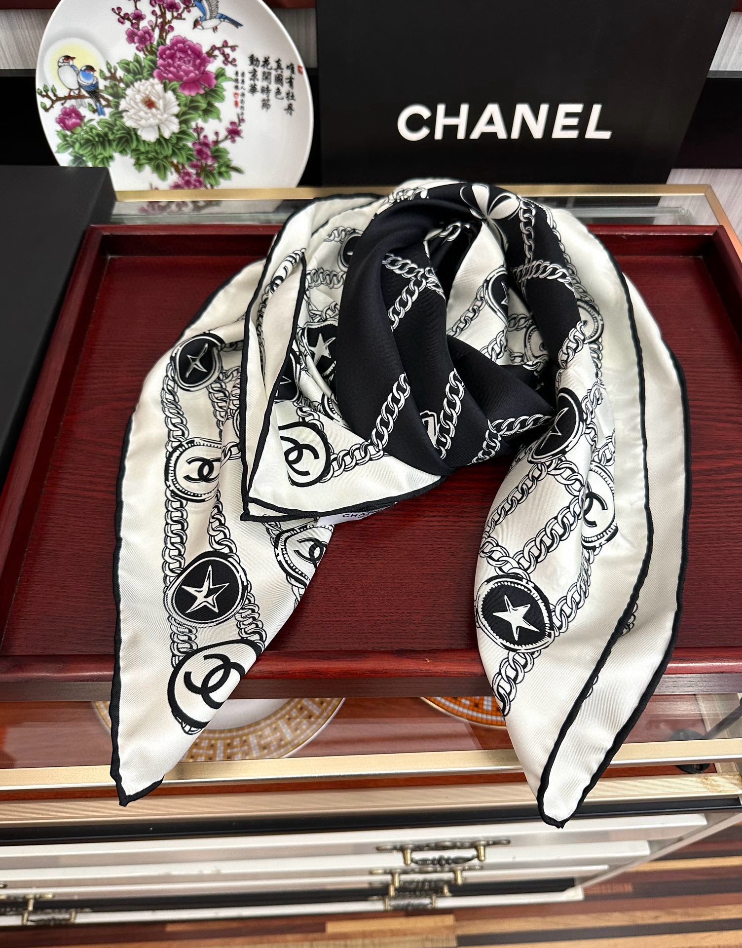 。双面同色 香奈儿18姆米 高版本👍2025春夏新款庆祝香奶奶永远都是比较经典發围上秒变高级女神色一条印