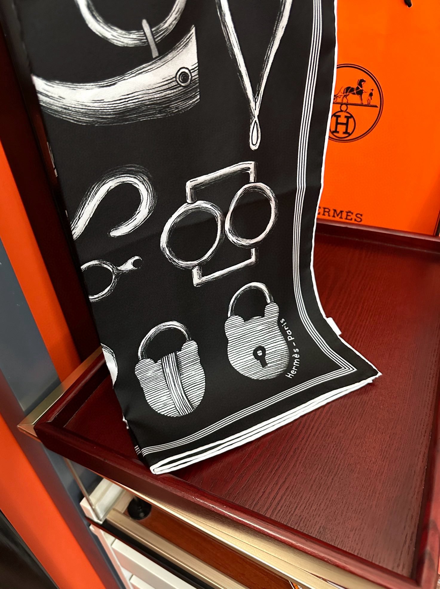 。高品质2025爱马仕最新款 官网同步 太阳精致卷边嘴唇太美了品质感很显好得意好搭到上瘾的丝巾色带着不显