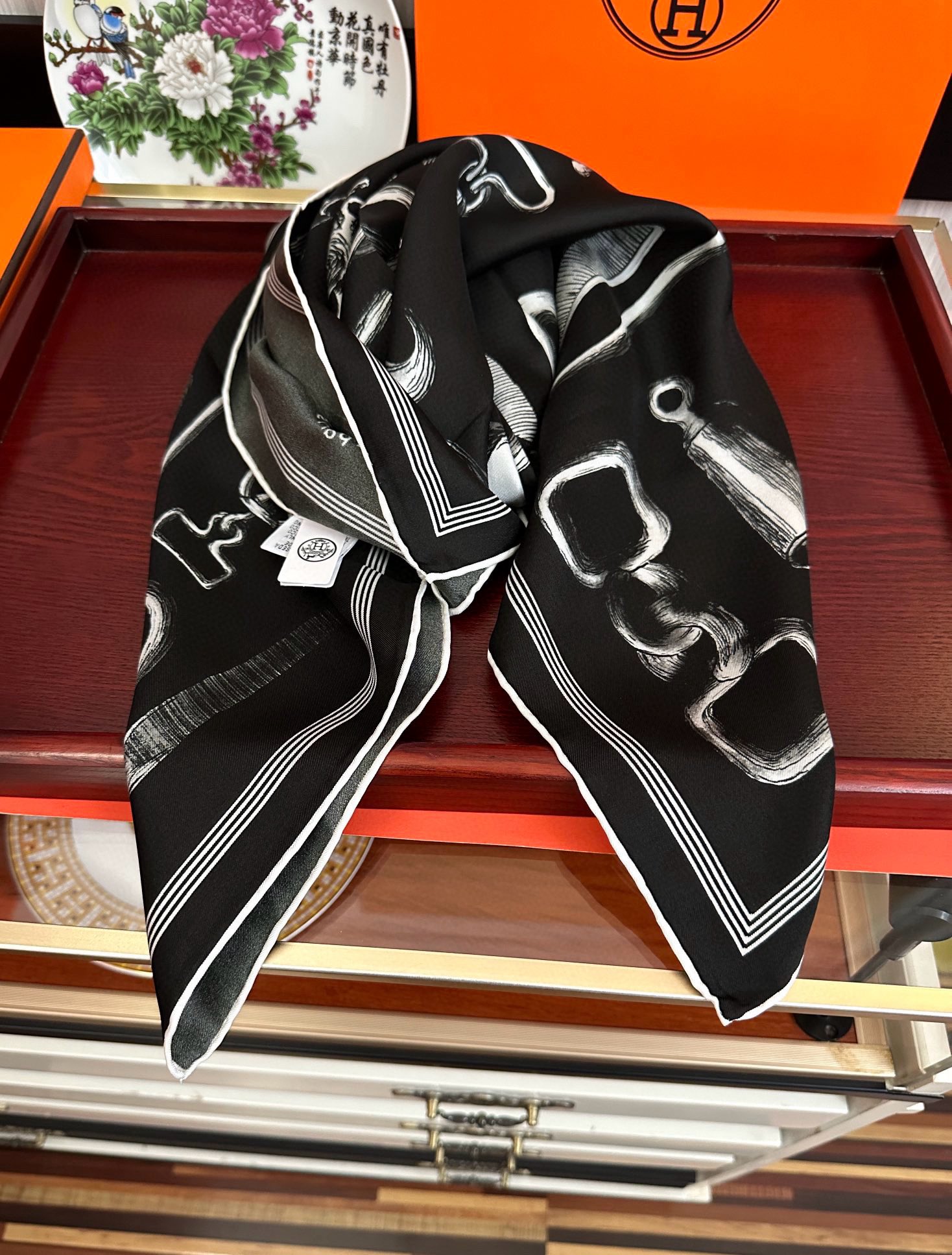 。高品质2025爱马仕最新款 官网同步 太阳精致卷边嘴唇太美了品质感很显好得意好搭到上瘾的丝巾色带着不显