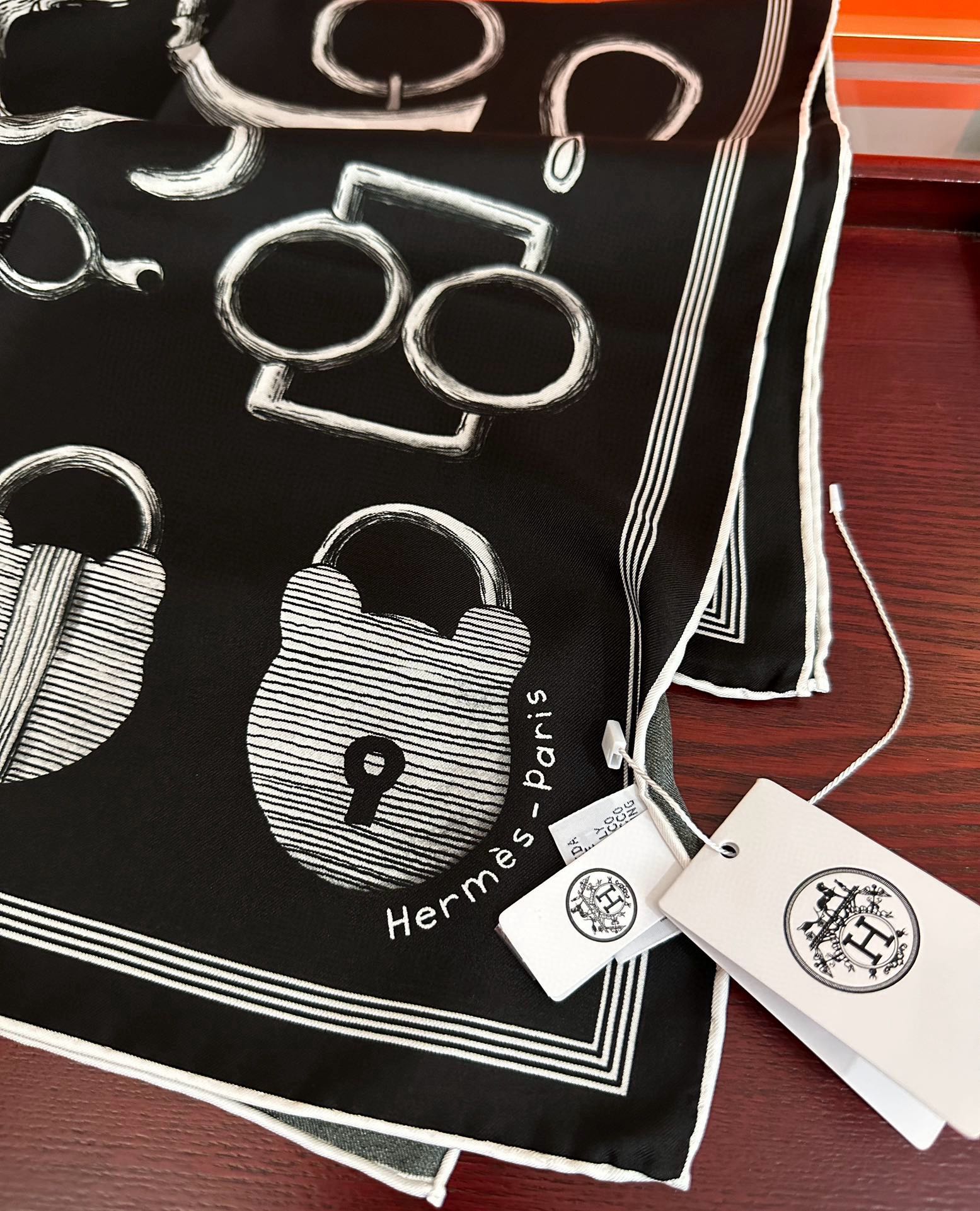 。高品质2025爱马仕最新款 官网同步 太阳精致卷边嘴唇太美了品质感很显好得意好搭到上瘾的丝巾色带着不显