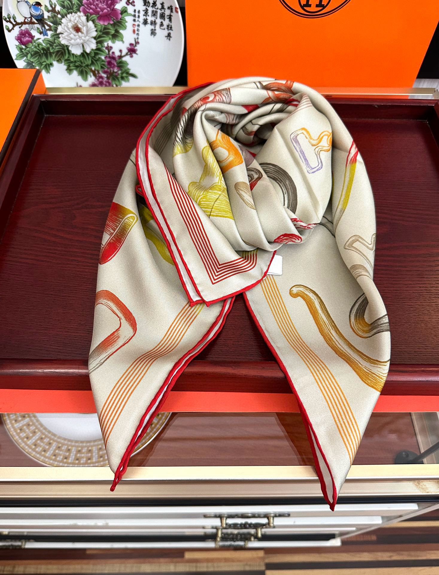 。高品质2025爱马仕最新款 官网同步 太阳精致卷边嘴唇太美了品质感很显好得意好搭到上瘾的丝巾色带着不显